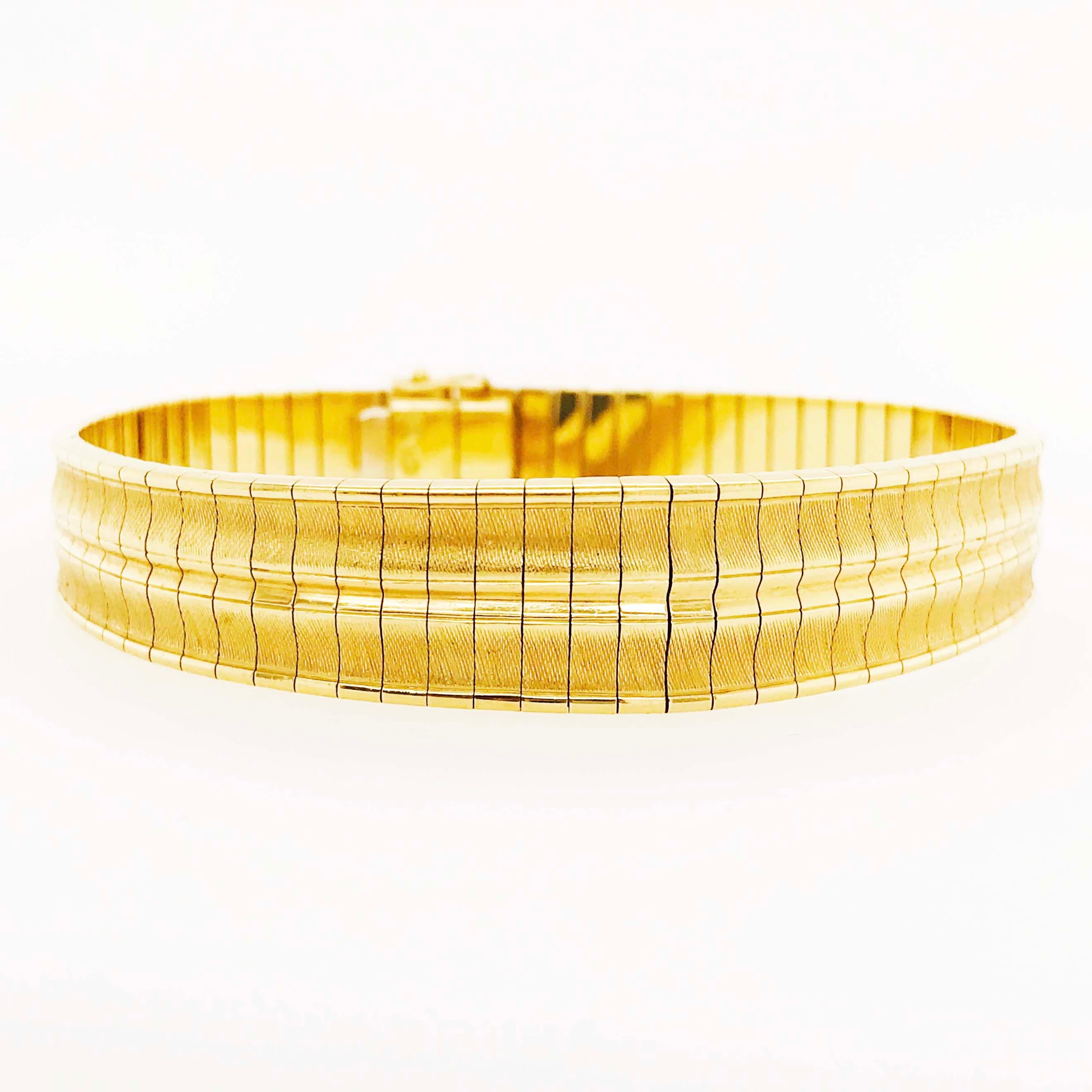 Gold Omega Armband aus 18 Karat Gelbgold ist Regal und wie ein Armreif Armband im Zustand „Hervorragend“ in Austin, TX