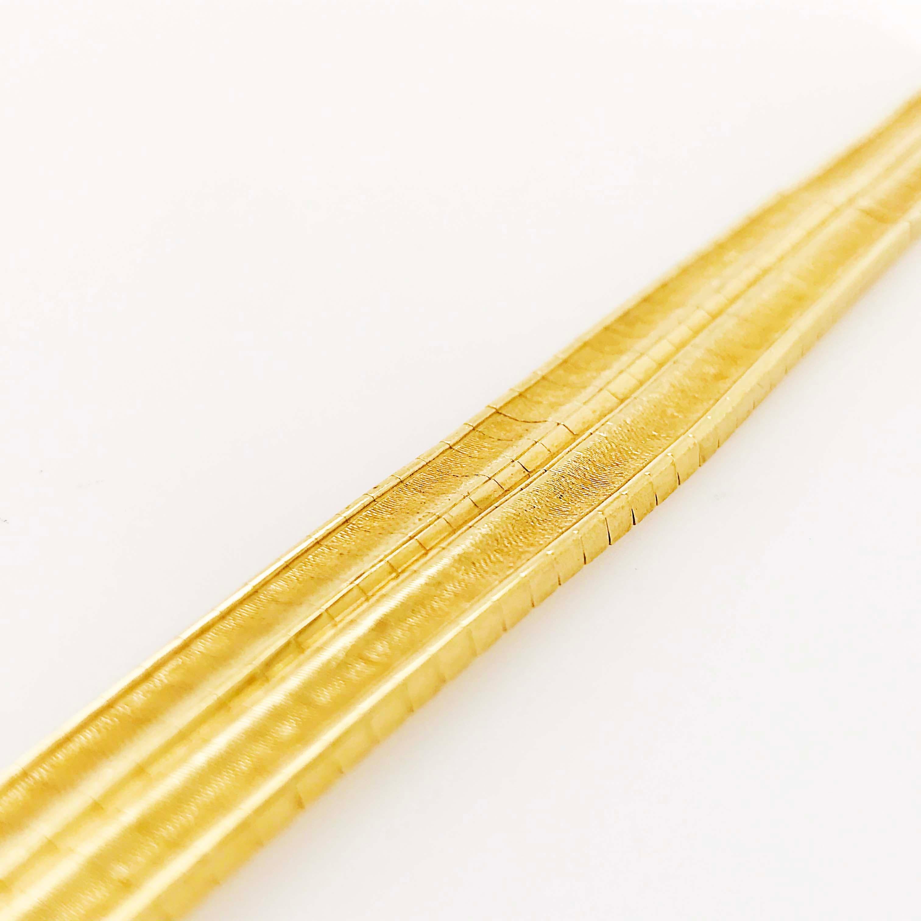 Le bracelet Omega en or jaune 18 carats est royal et ressemble à un bracelet jonc 4