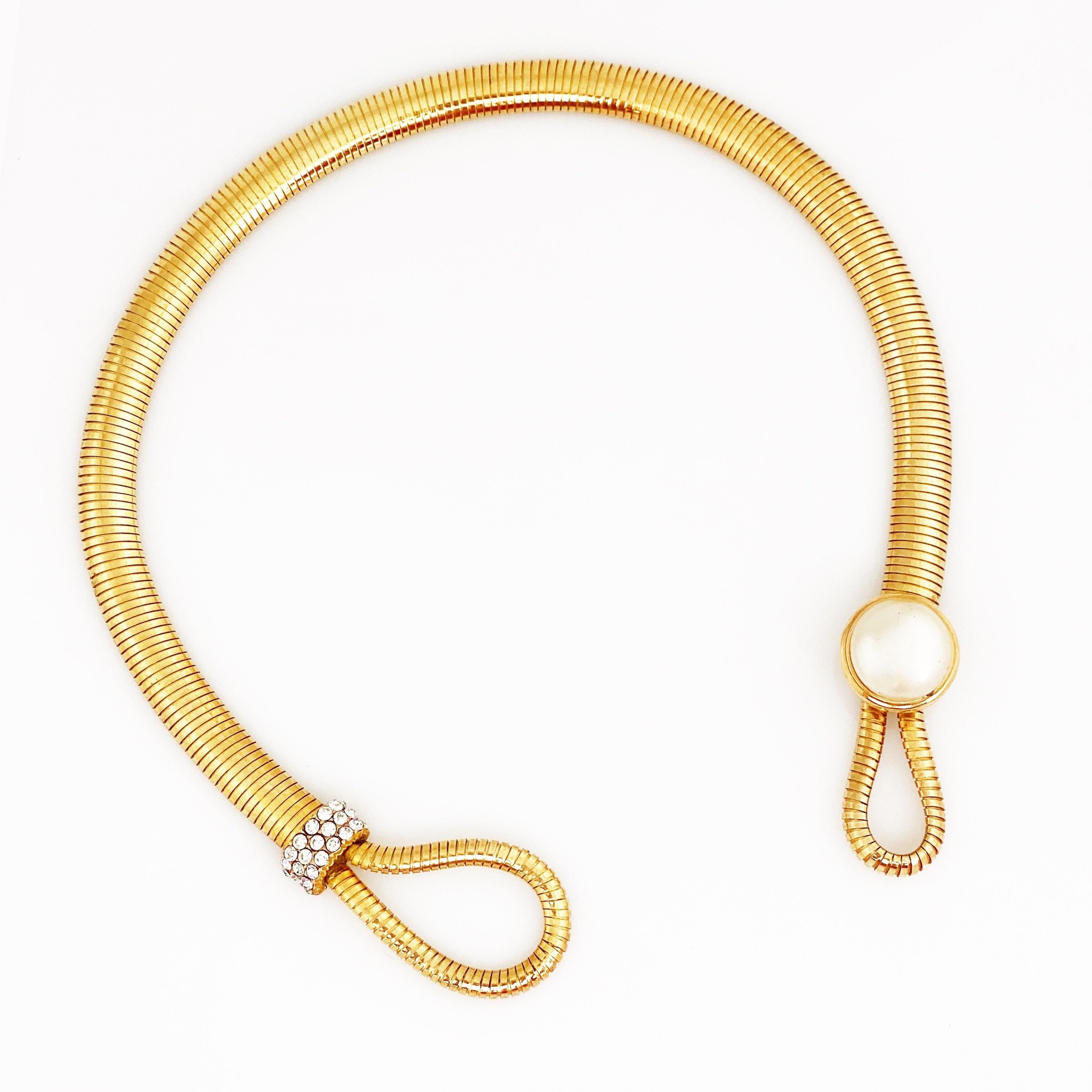 Moderne Bijoux Cascio Collier ras du cou Omega en or avec touches de perles et de cristal en vente