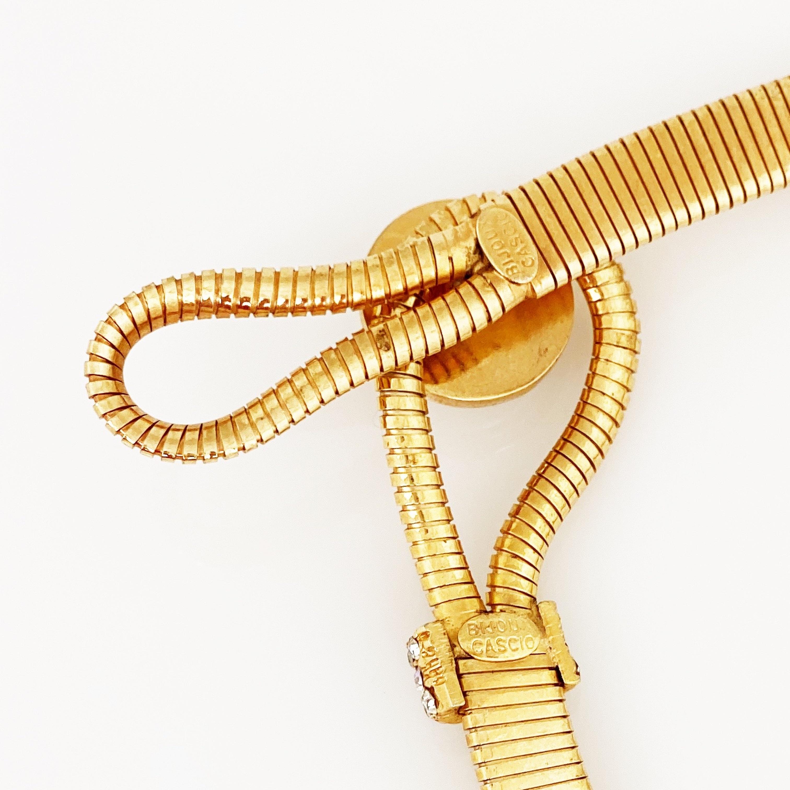 Bijoux Cascio Collier ras du cou Omega en or avec touches de perles et de cristal Bon état - En vente à McKinney, TX