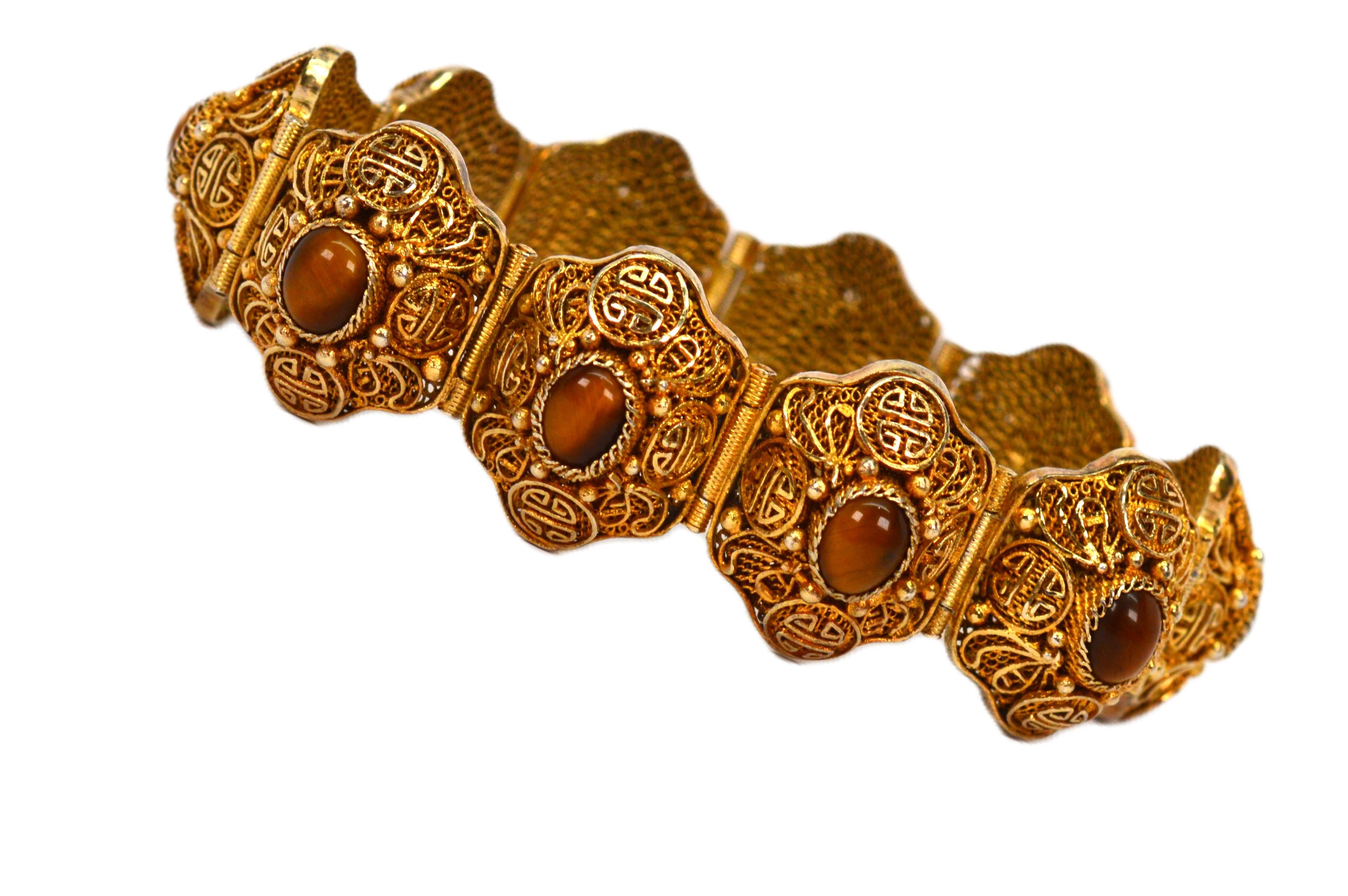 Una successione di maglie a forma di cupola intricatamente intagliate in argento sterling, ciascuna con un cabochon ovale di ambra incastonato, creano questo braccialetto in stile Boho. In stile marocchino Berger, questo bracciale artigianale