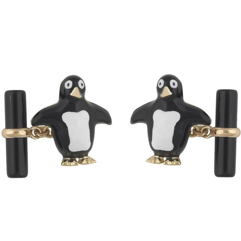 
Ein Paar schwarz-weiß emaillierte Manschettenknöpfe mit einem Pinguin auf der Vorderseite und einem Stab aus Onyx.

Montiert in 18kt Gelbgold