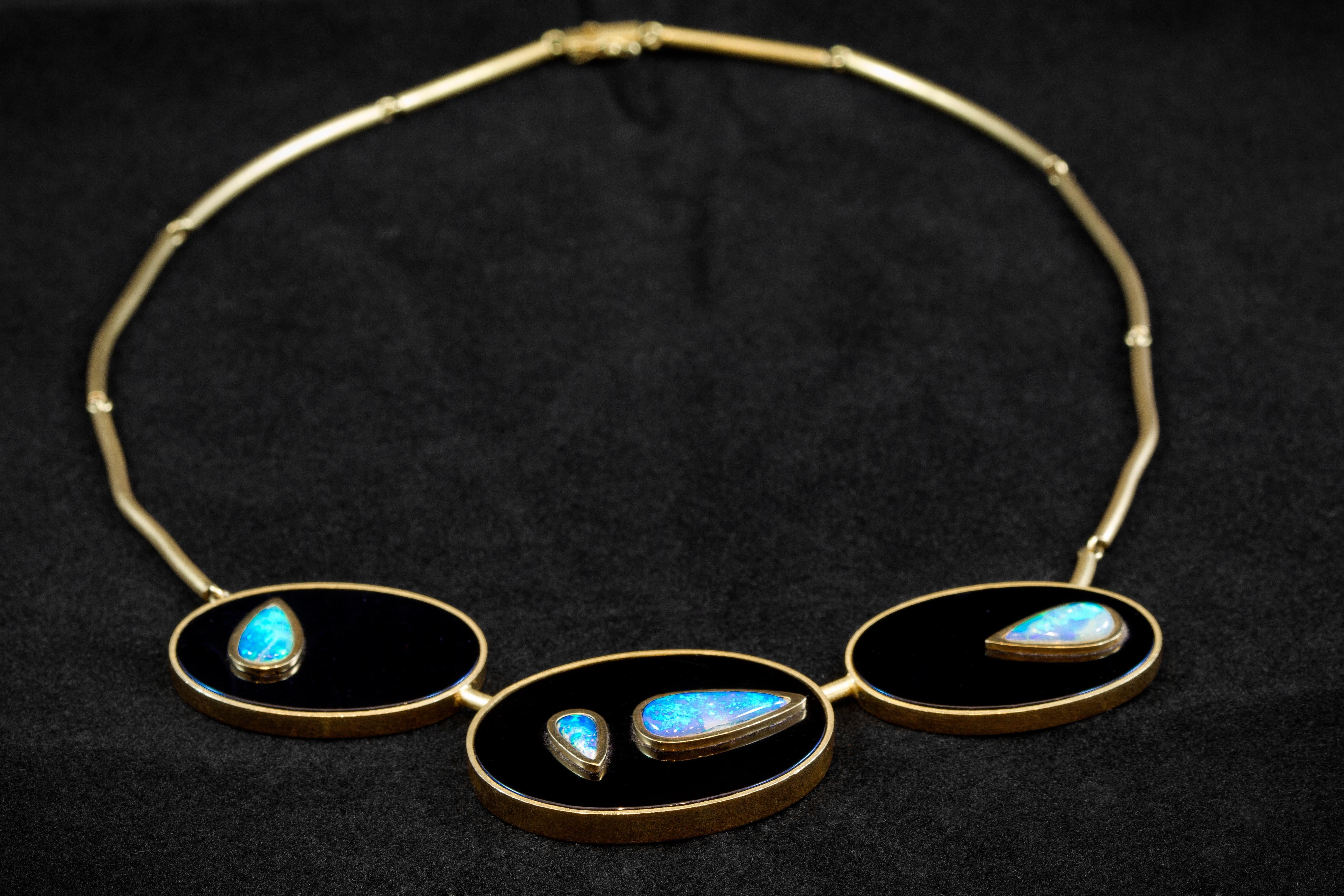 This necklace is handmade in 18k yellow gold with 3 pieces of onyx and 4 classic Australian opals.
The gold pieces around the neck are articulated and the gold clasp has a double security system.
