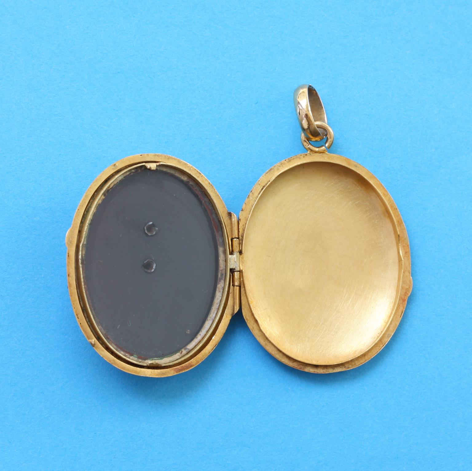 Gold, Onyx, Pearl and Black Enamel Cross Locket In Good Condition In Amsterdam, NL