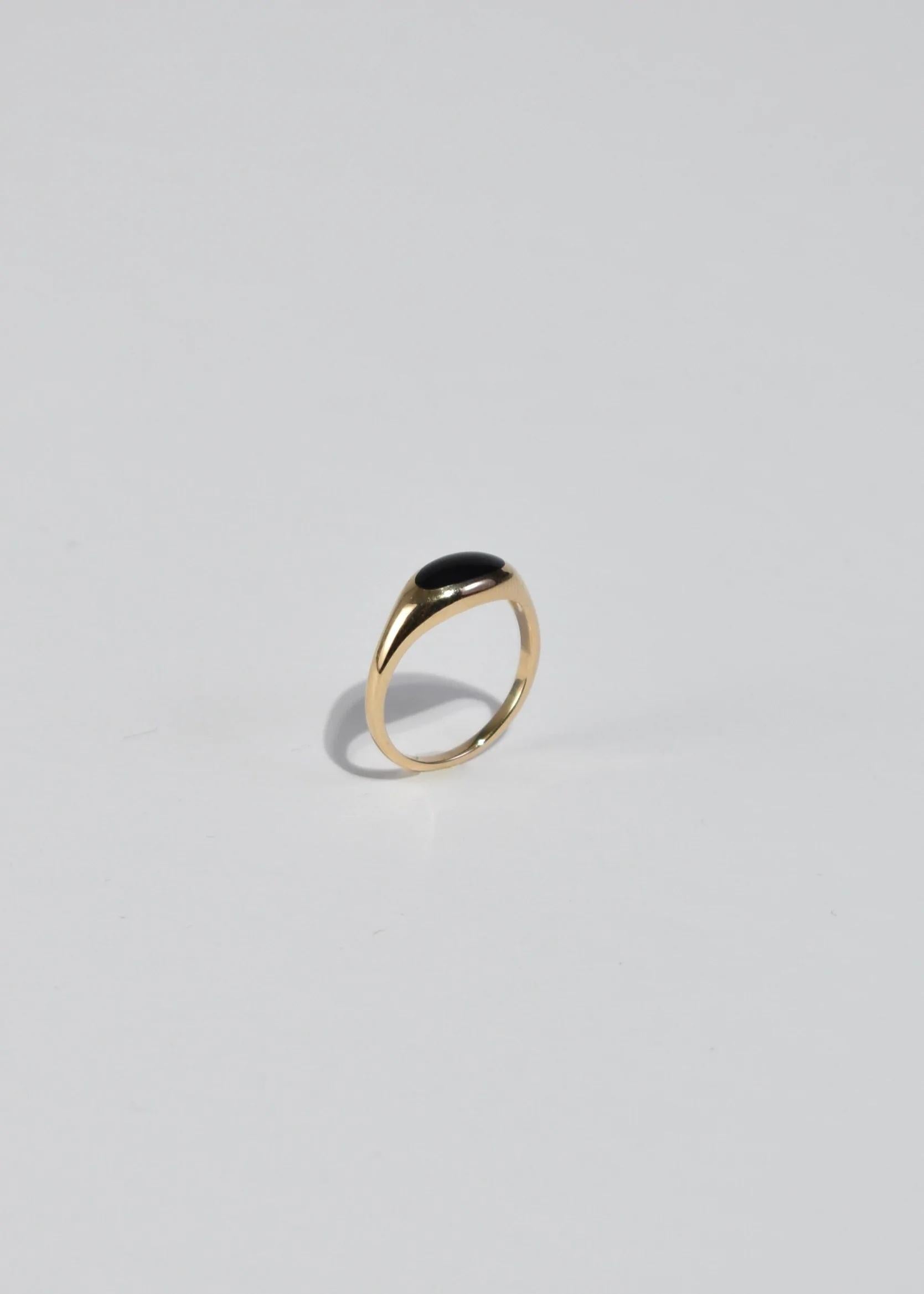 Stunning vintage gold ring with polished oval onyx stone. Stamped 14k.

Material: 14k gold, onyx.