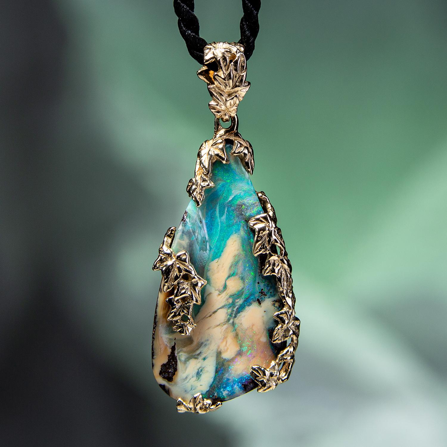 14K Gelbgold Efeu-Anhänger mit natürlichem Boulder Opal

opal Herkunft - Australien

abmessungen des Opals - 0.2 х 0.59 х 1.14 in / 5 х 15 х 29 mm

gewicht des Opals - 13,40 Karat

länge des Anhängers - 1,61 Zoll / 41 mm

anhänger  gewicht - 5,91
