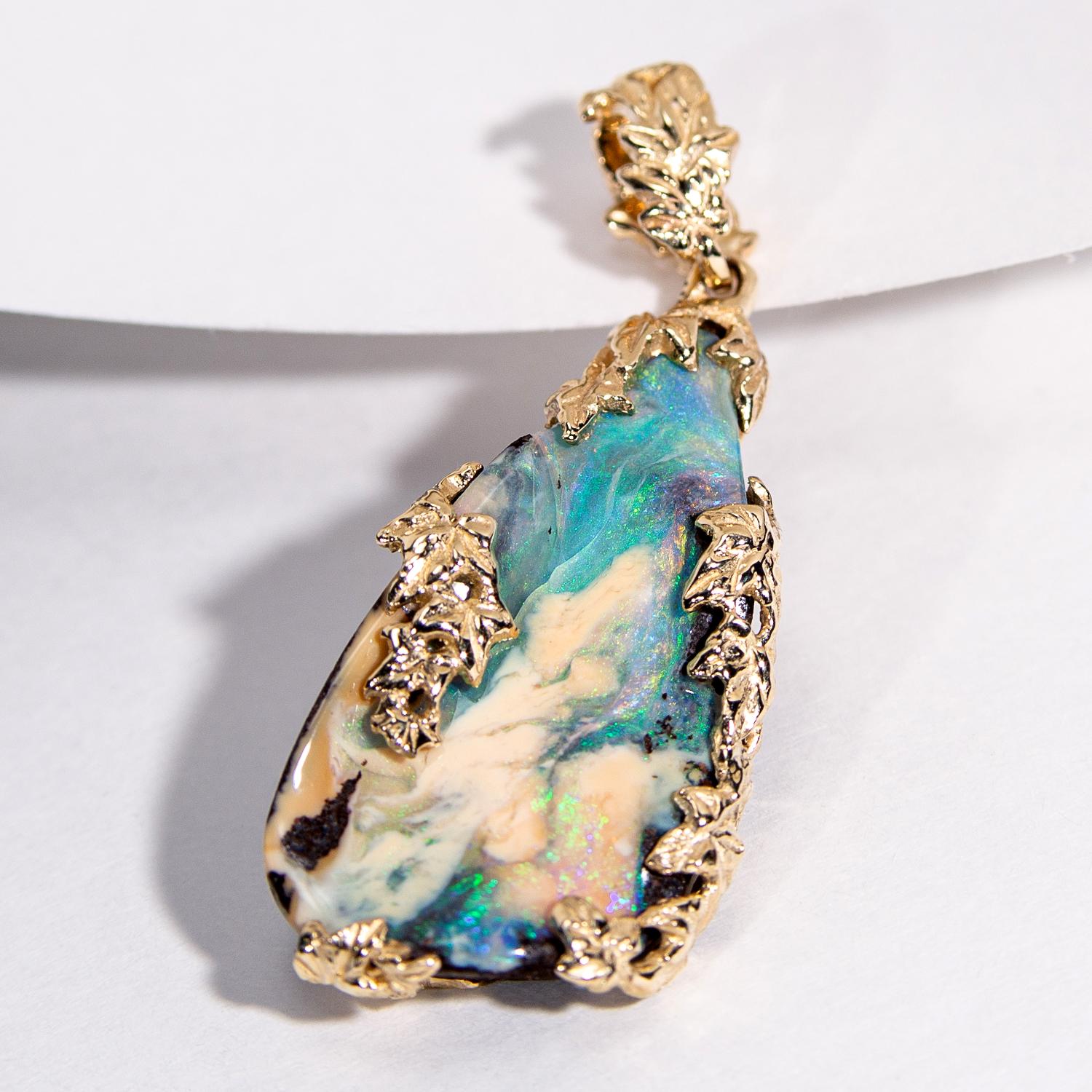Gold Opal Anhänger 14 Karat Efeu Halskette australischen Opal Schmuck Herren Jugendstil im Zustand „Neu“ in Berlin, DE