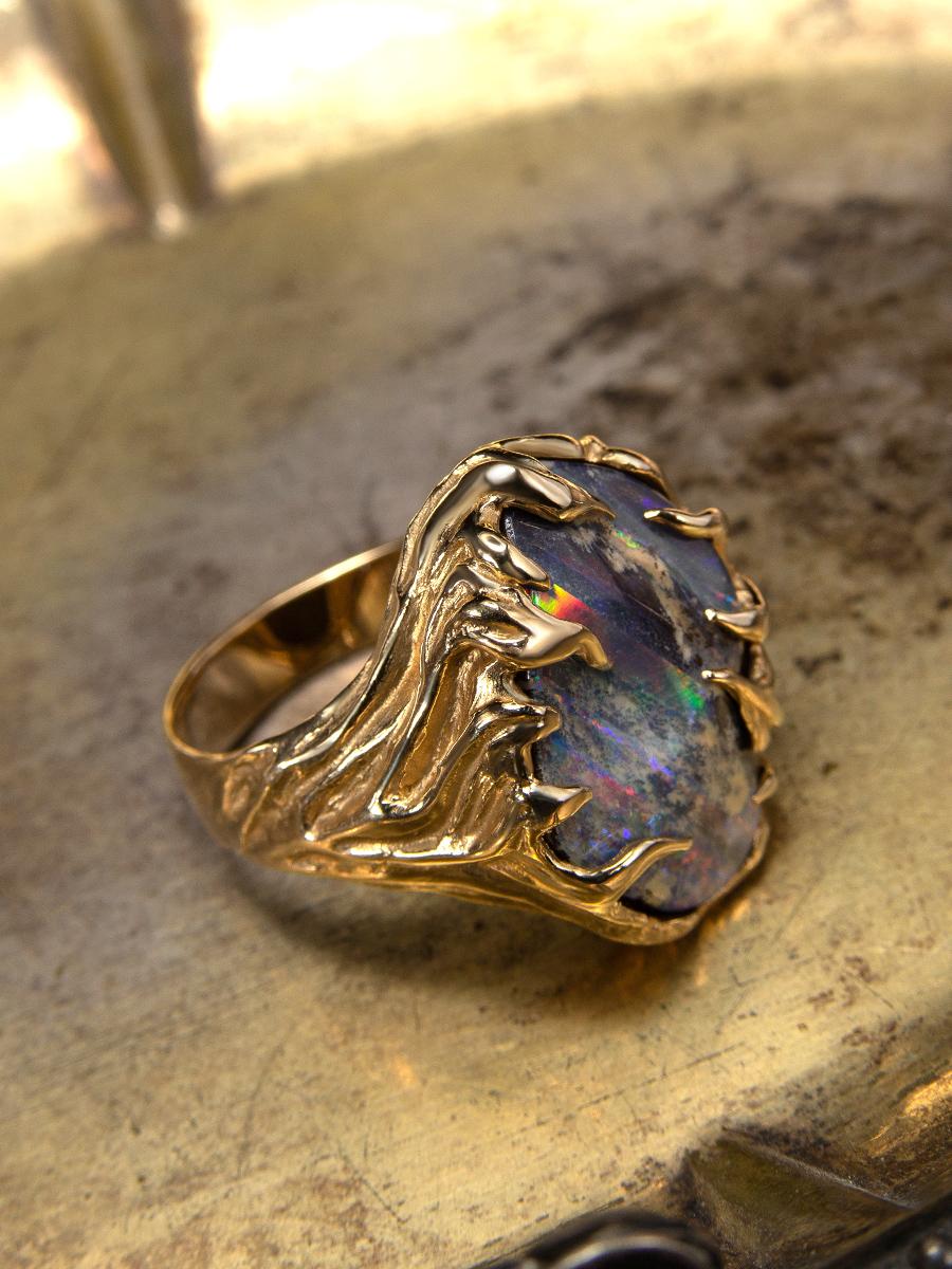 Gold Opal ring Statement Valentine's Day gift Engagement ring In New Condition For Sale In Berlin, DE