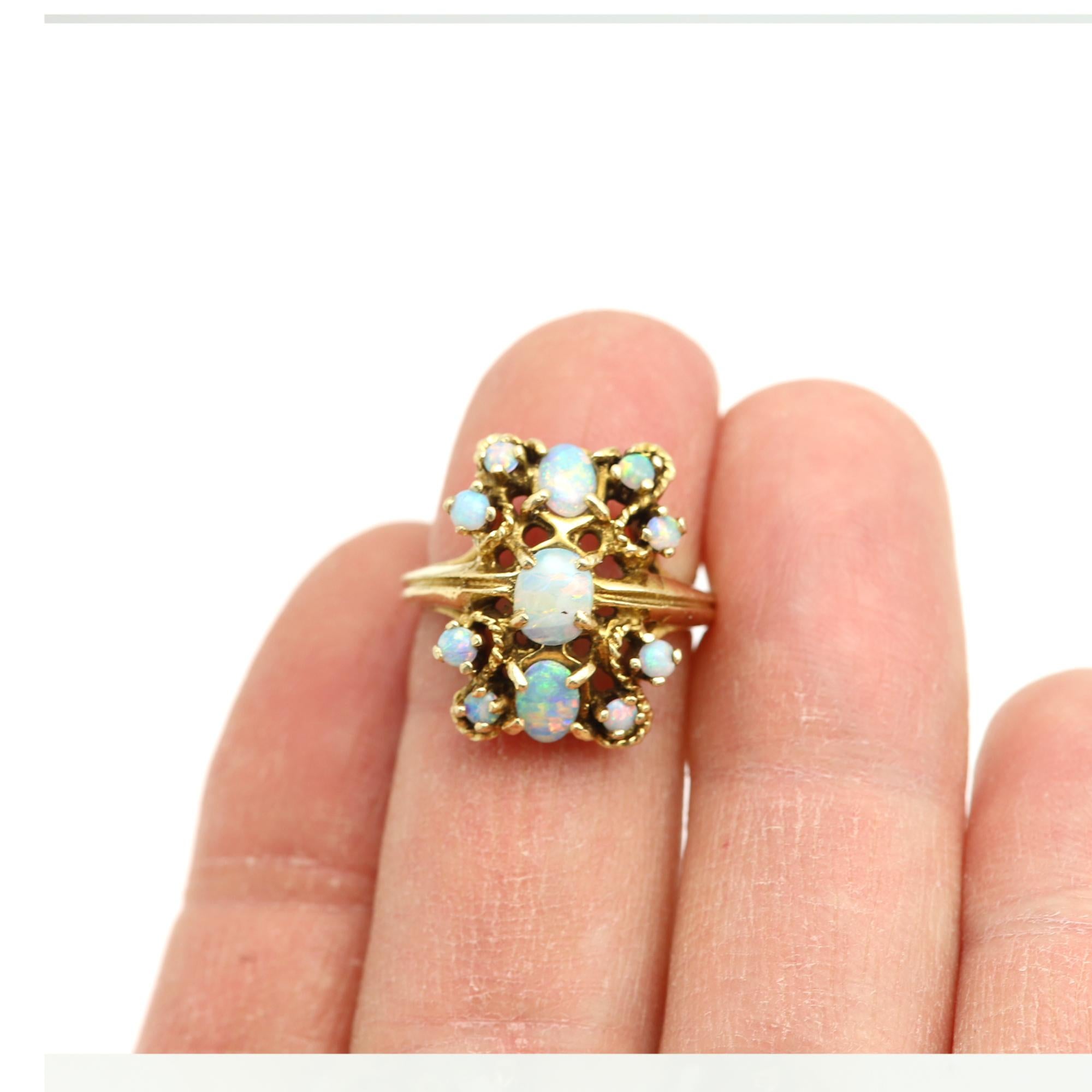 Anillo vintage de ópalo en racimo
Seminuevo en buen estado 
(sólo tiene el desgaste normal, pero son pequeños arañazos en el metal que pueden eliminarse puliéndolo)
circa 1940's
Oro amarillo de 14 quilates aprox. 8,20 gramos
tamaño del diseño del