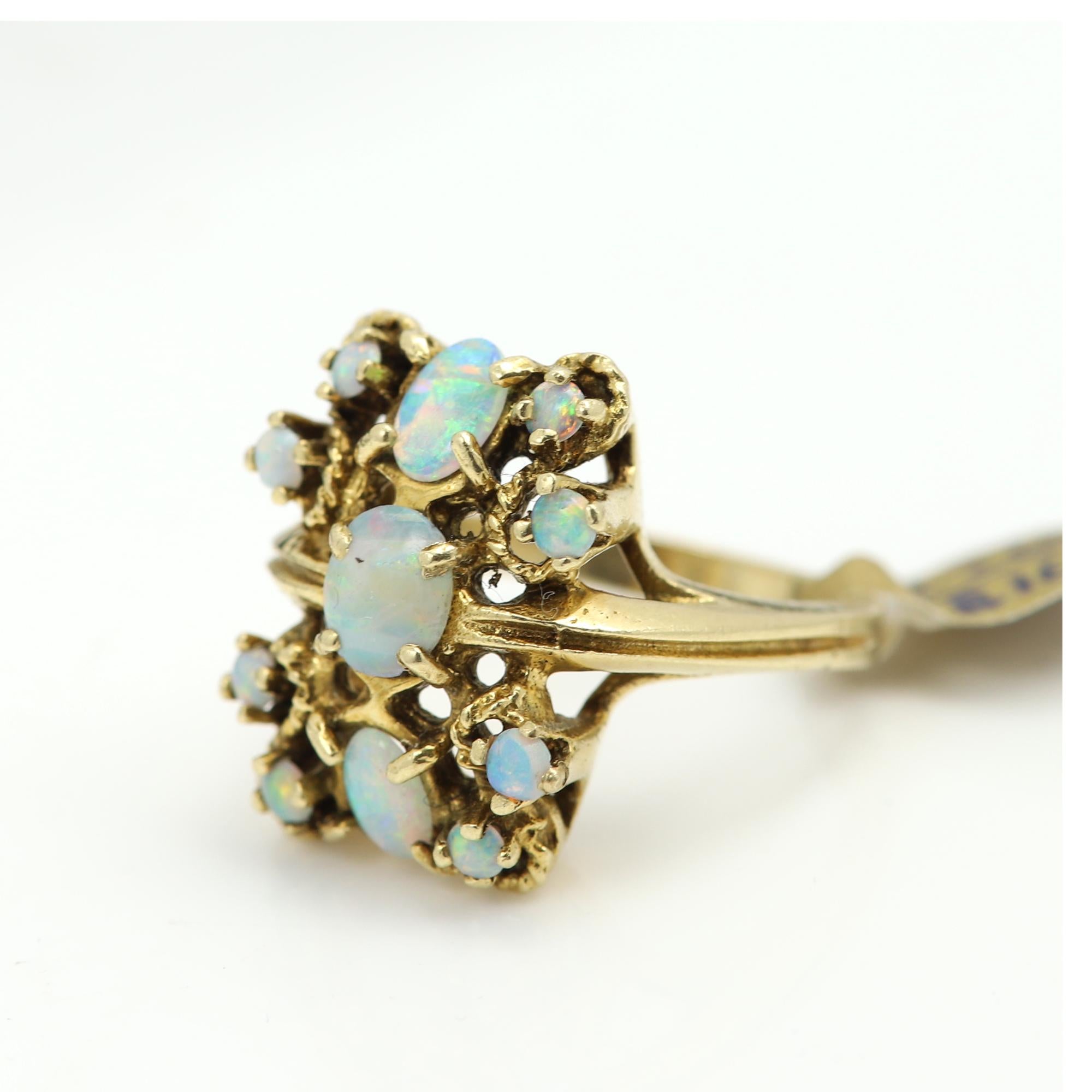 Anillo Ópalo Oro Vintage Art Decó Piedras naturales 14 Quilates circa 1940's Corte oval en venta
