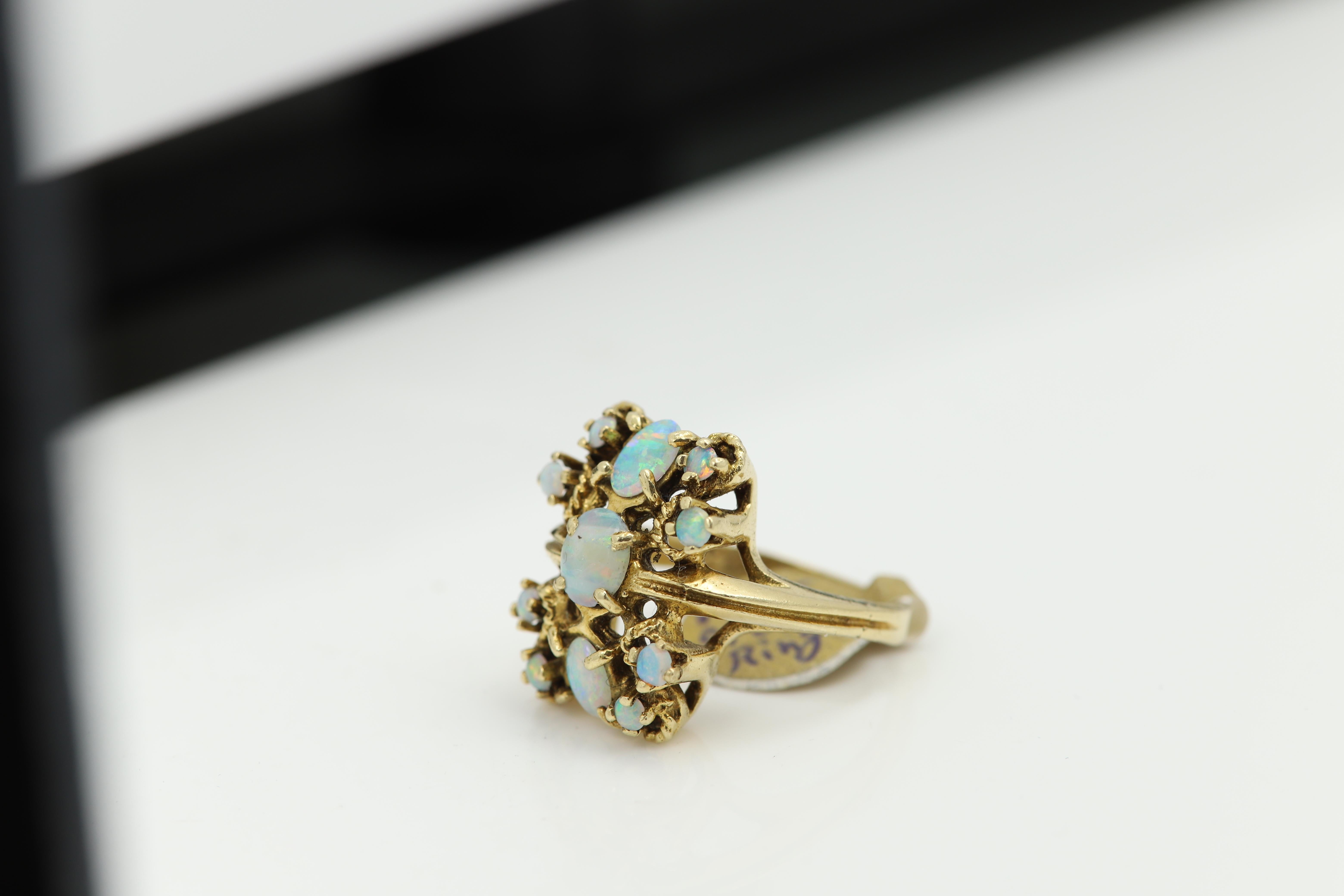 Anillo Ópalo Oro Vintage Art Decó Piedras naturales 14 Quilates circa 1940's en Bueno estado para la venta en Brooklyn, NY