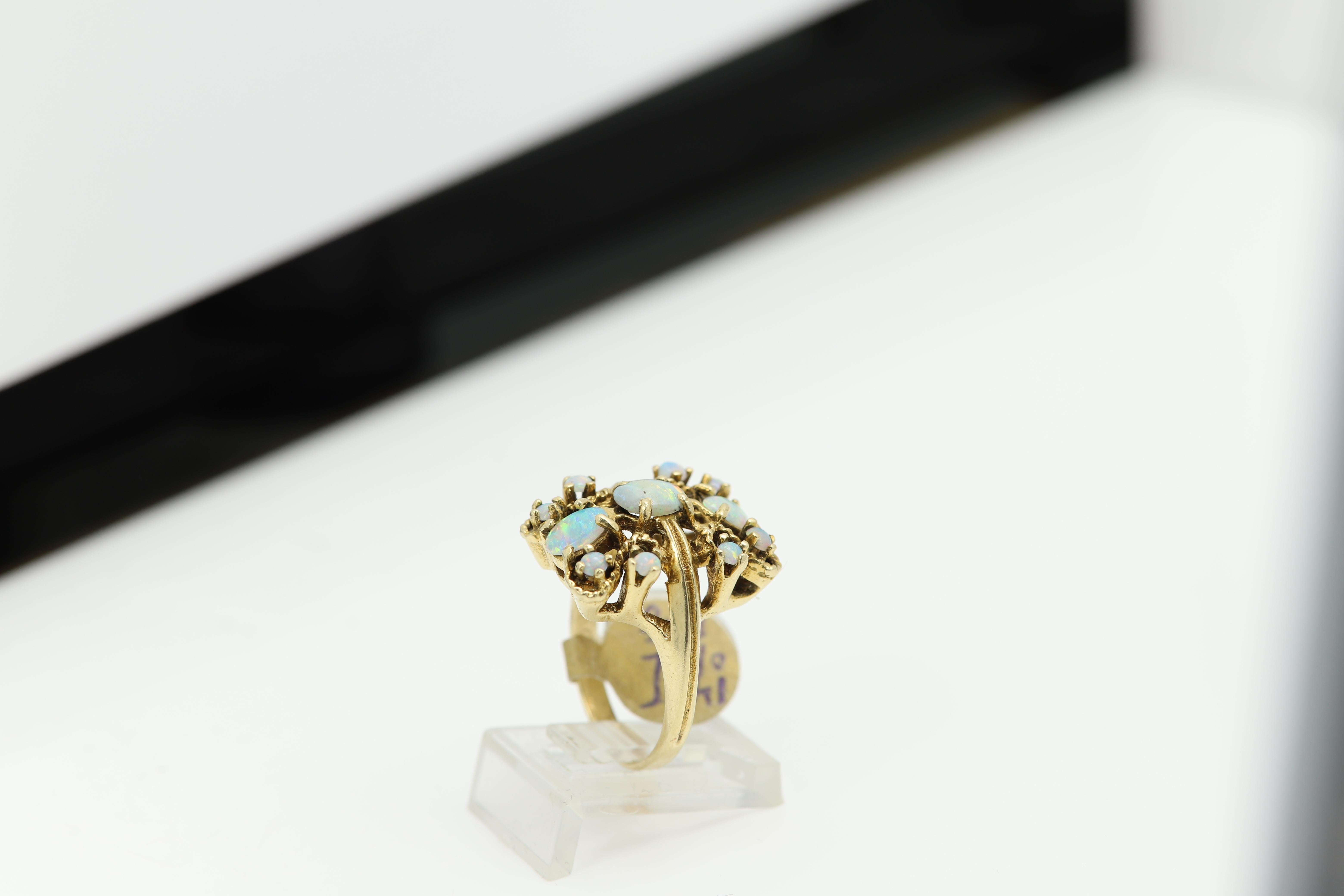Anillo Ópalo Oro Vintage Art Decó Piedras naturales 14 Quilates circa 1940's en venta 1