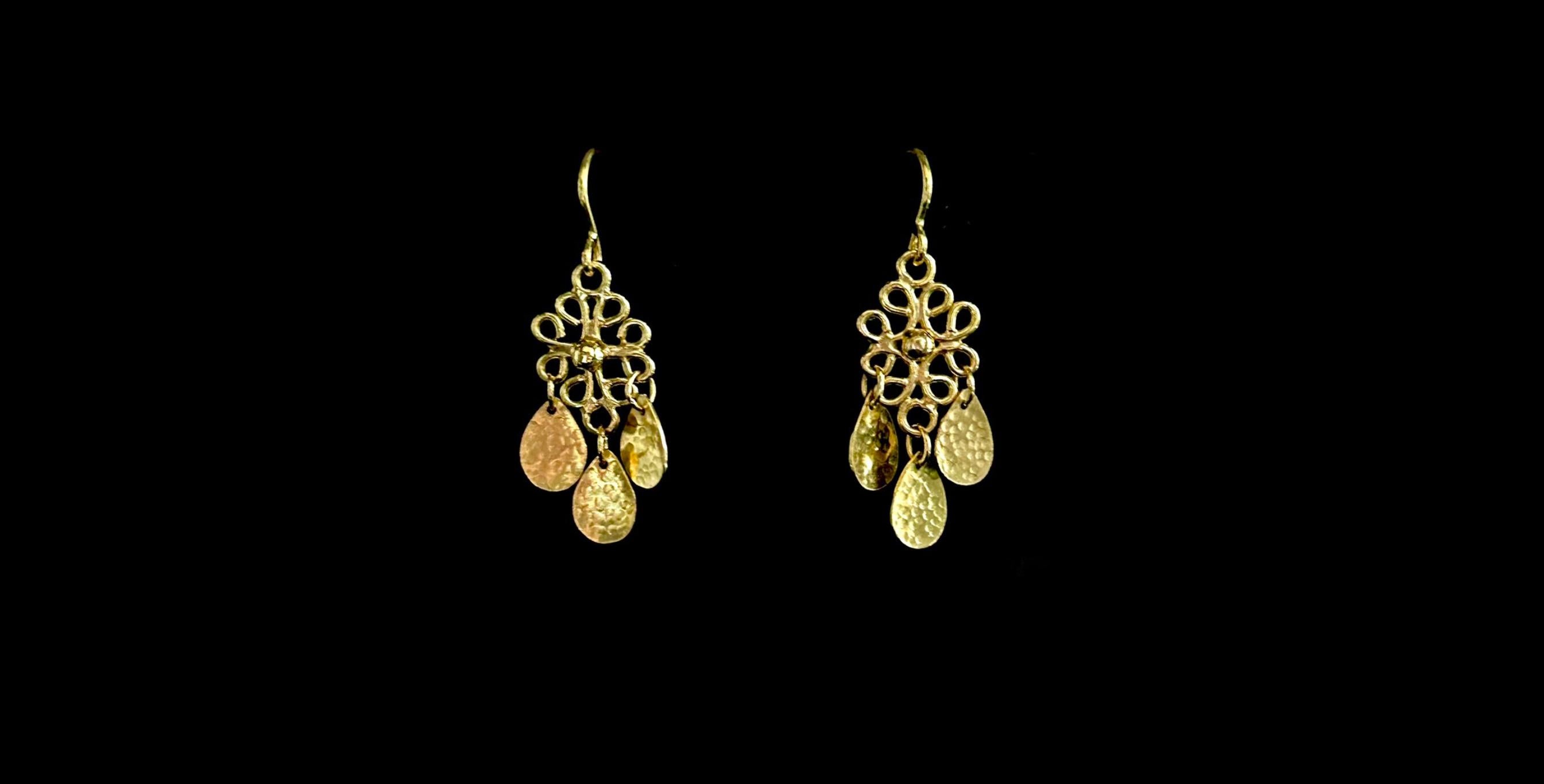 Gold open filigree earrings In New Condition For Sale In Plano, TX