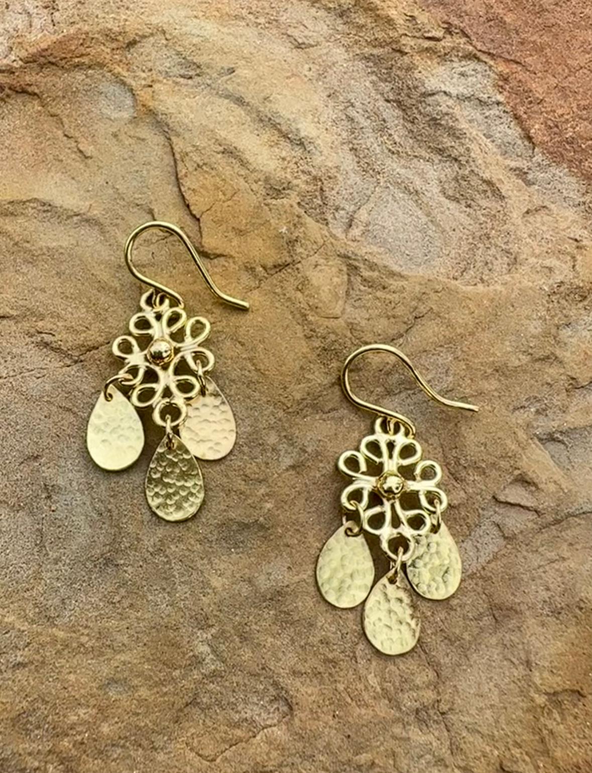 Gold open filigree earrings  In New Condition For Sale In Plano, TX