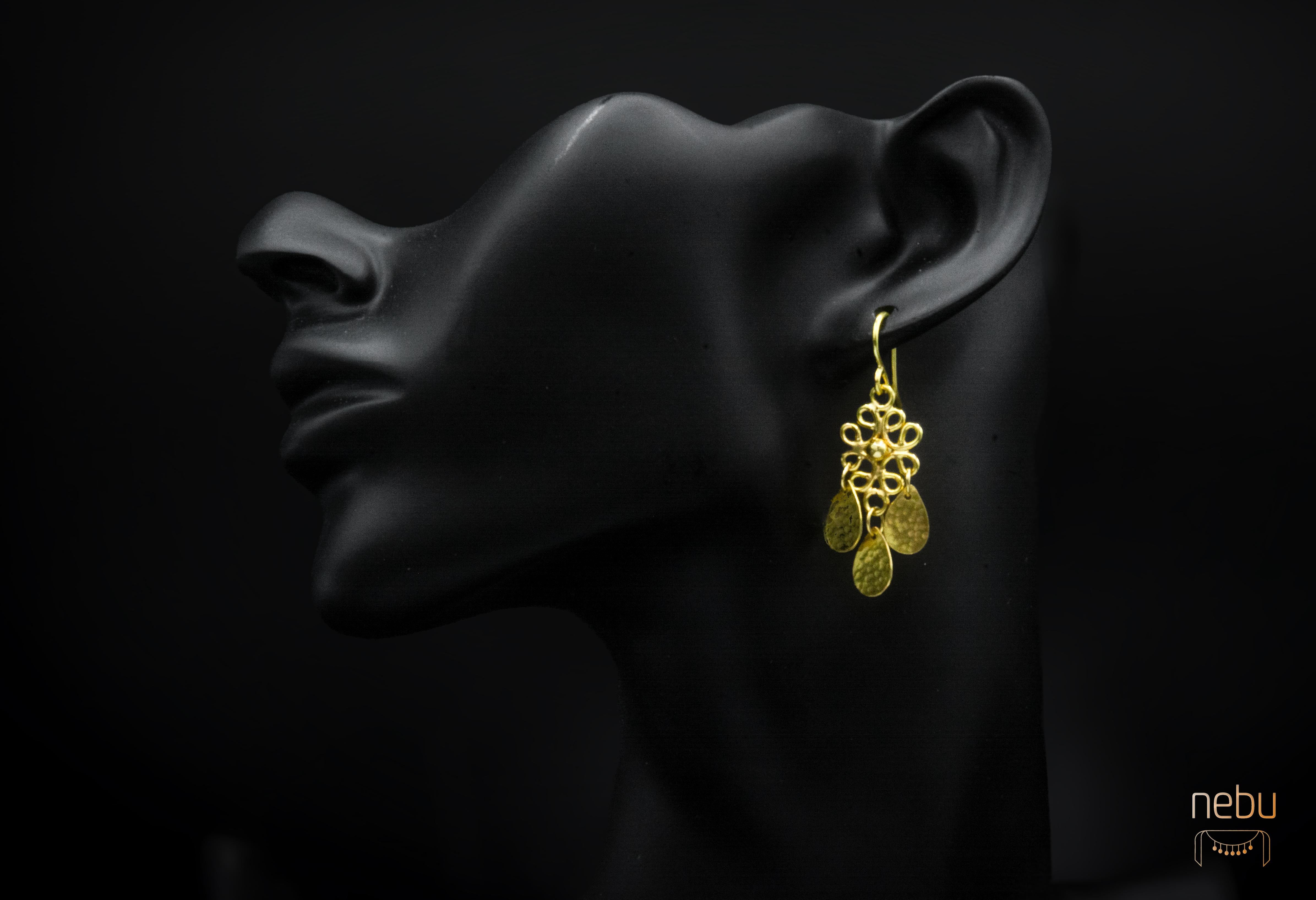 Gold open filigree earrings For Sale 1