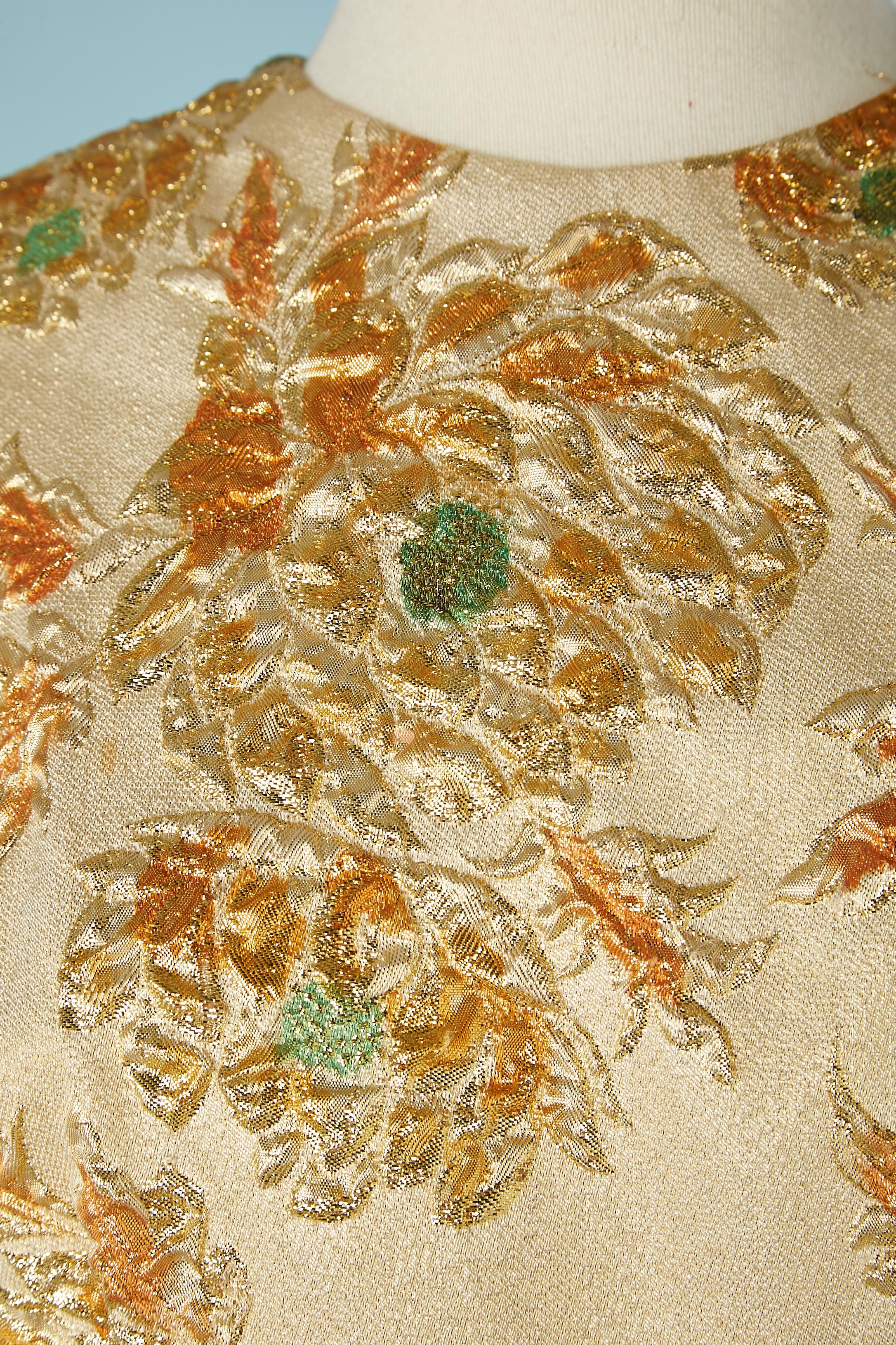 Tuta in broccato lurex oro, arancio e marrone. Fodera in acetato. Zip e gancio al centro della schiena. 
TAGLIA M