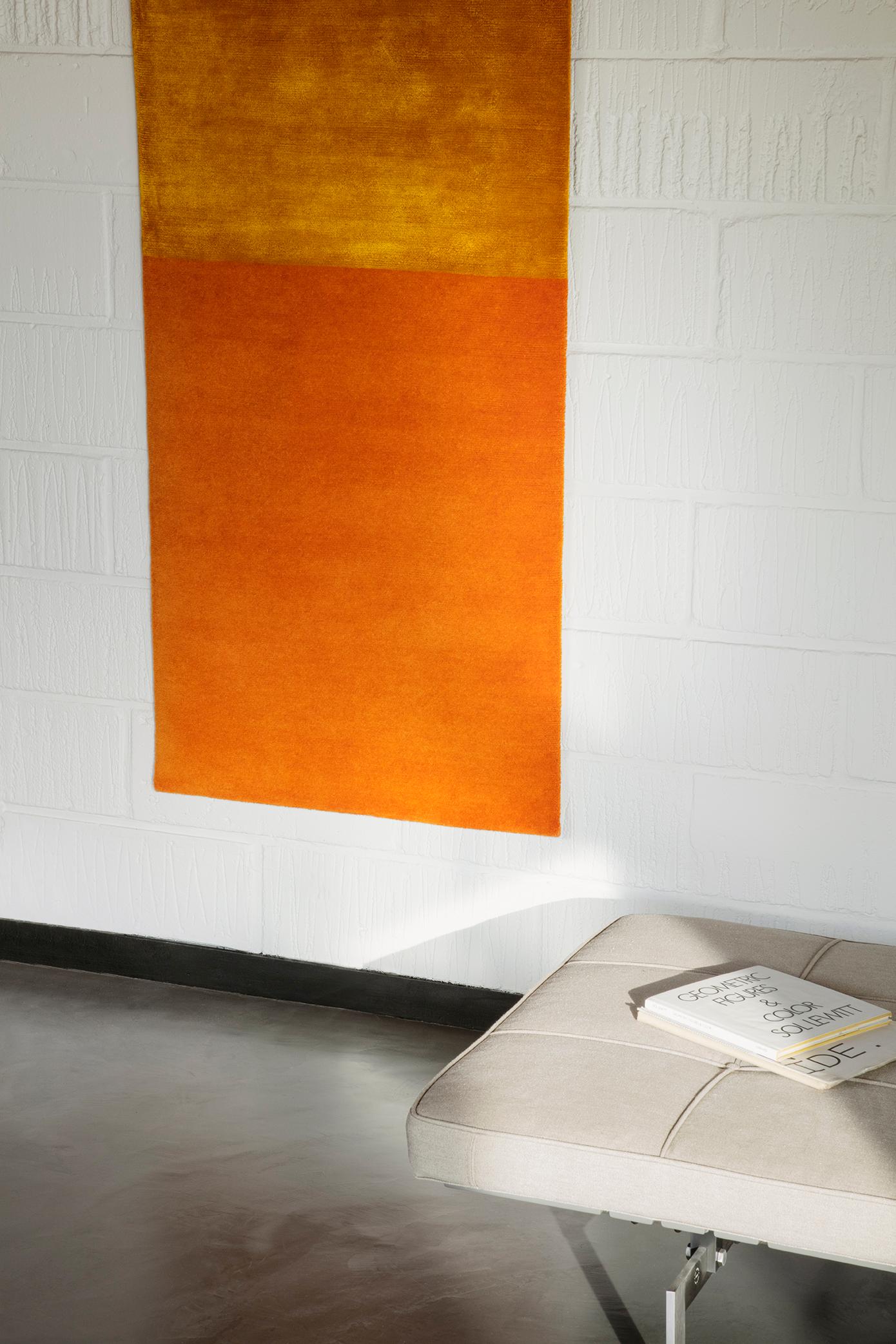 Gold/Oranger handgewebter Wandteppich 240 von Calyah (Handgewebt) im Angebot