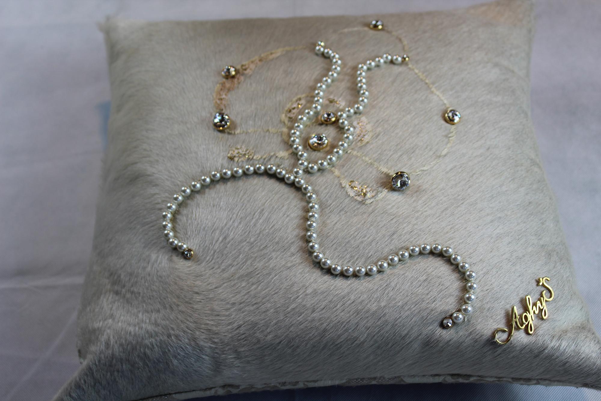 Cushion in white hand-painted cow leather front.

Insert of an hand painted Orchid ornament with white pearls and Svarowsky crystals. The back is in damask fabric gold and white.

Made in Italy
    