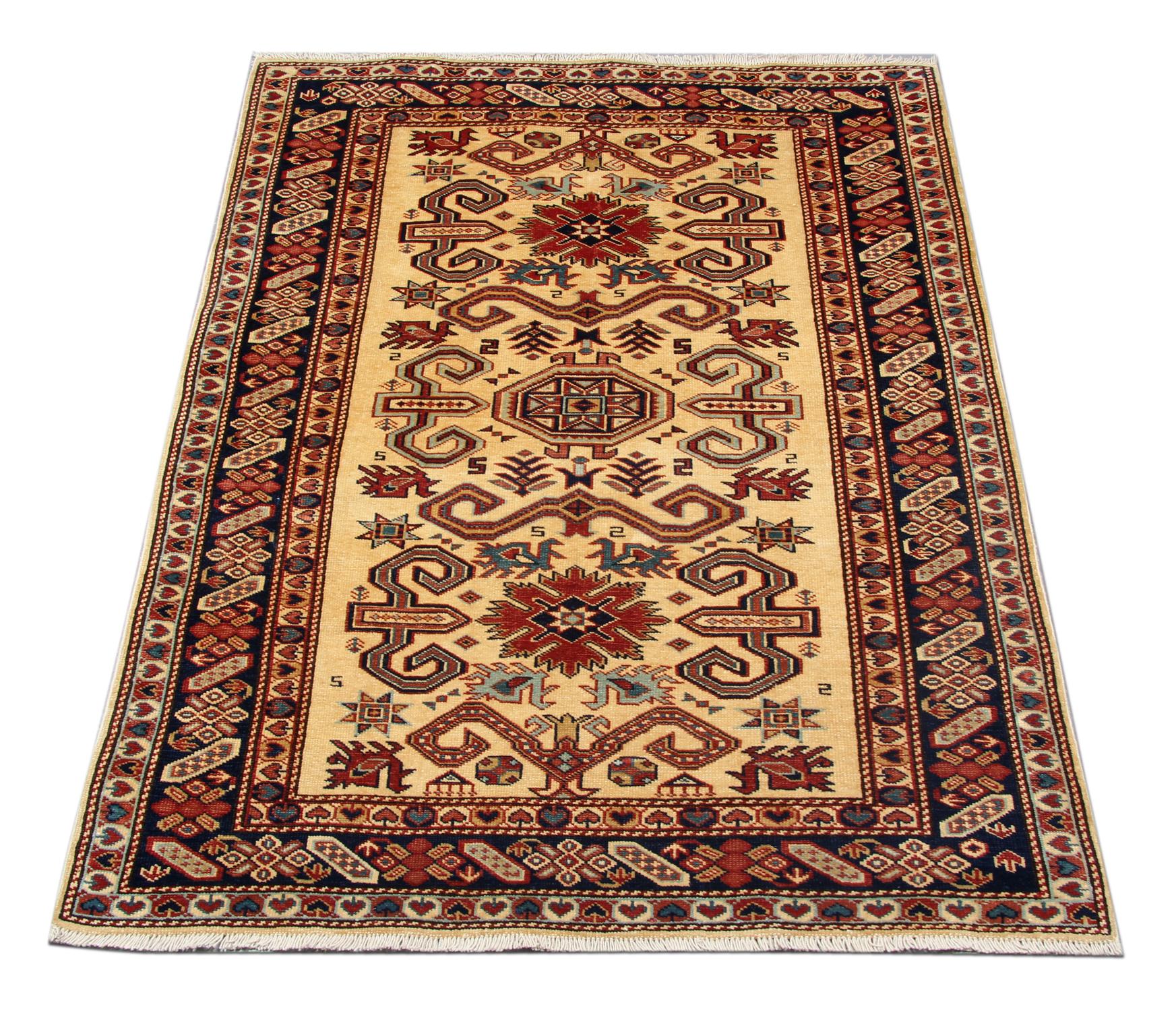 Diese neuen traditionellen handgefertigten Teppiche zeigen Designs aus der kasachischen Region in Kaukasien. Ein konventioneller Stammesteppich ist im Kazak-Gebiet berühmt. Afghanische Weber haben diesen handgewebten Teppich aus hochwertiger