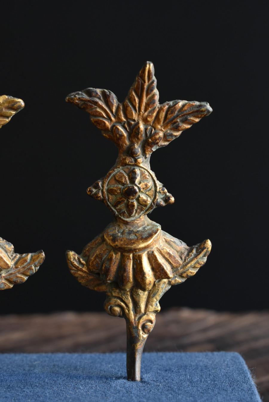 Si pensa che questo sia parte della decorazione di un Buddha in bronzo dorato realizzato nell'antica Cina, dalla fine della dinastia Ming alla dinastia Qing.
Si pensa che sia probabilmente un ornamento che la statua del Buddha teneva in mano.

Si