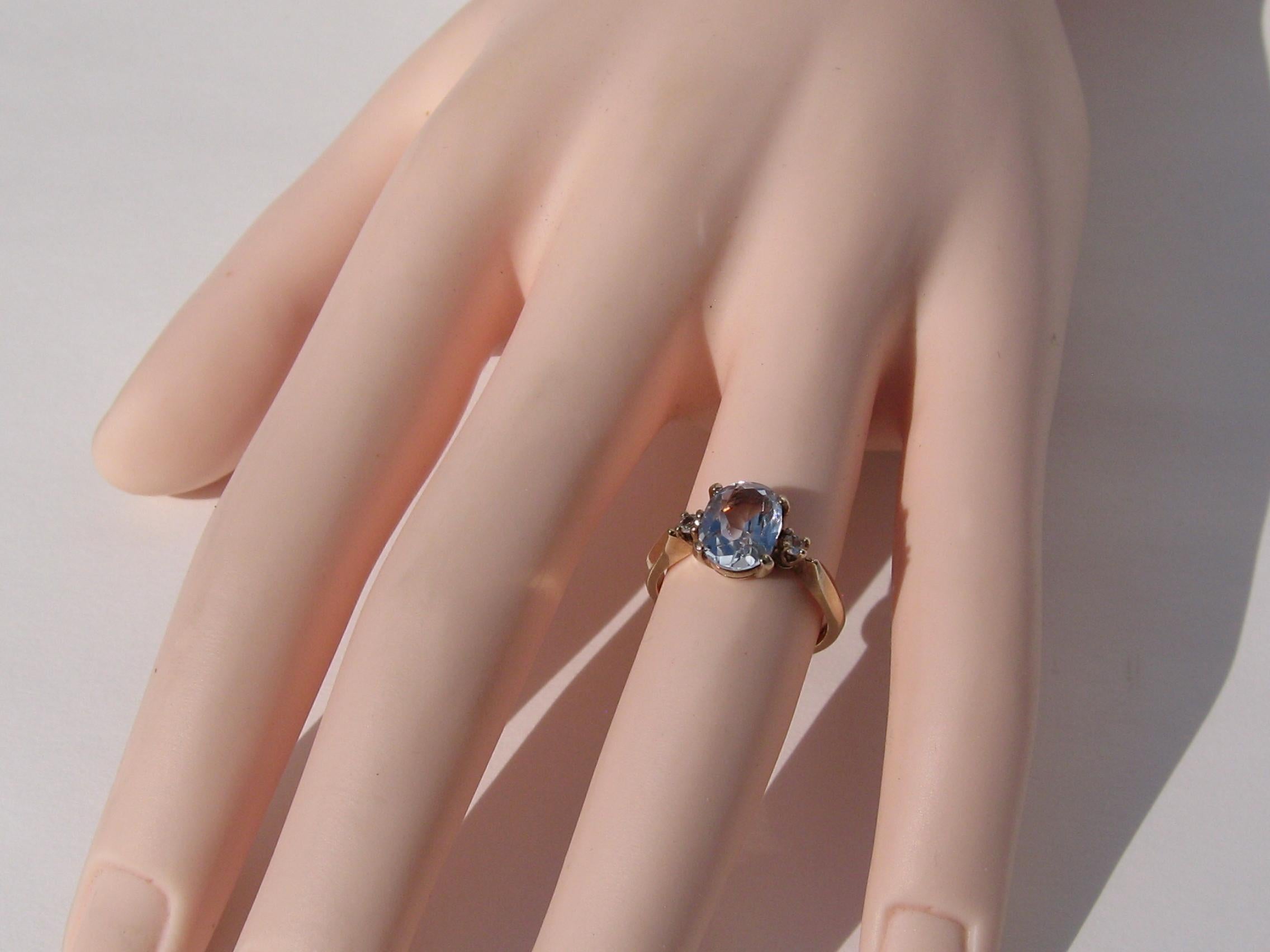 Gold Oval Aquamarine and Diamond Solitaire Ring In Good Condition For Sale In Wallkill, NY
