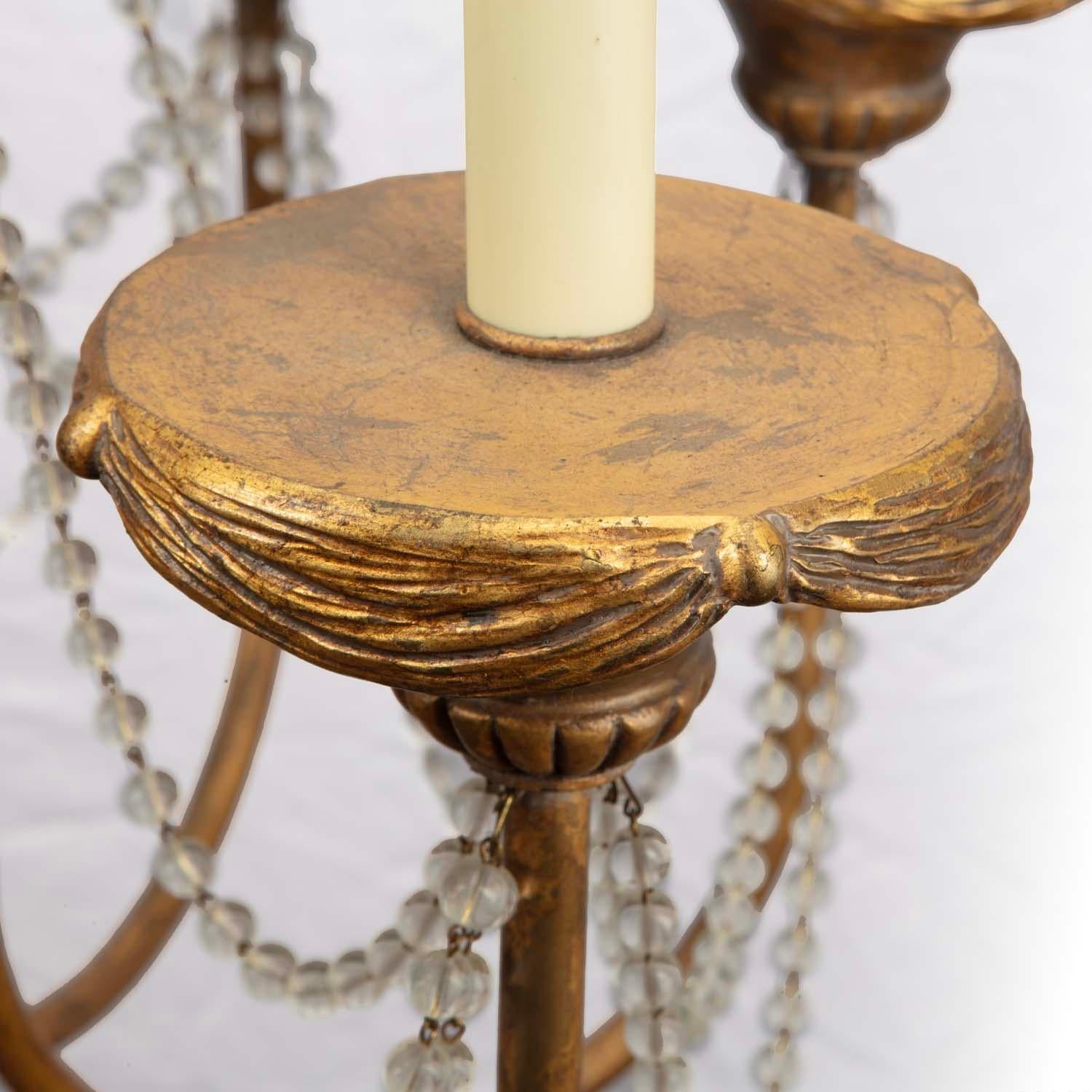 Américain Lustre peint en or avec perles transparentes drapées en vente