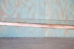 Goldlackierter Designer-Couchtisch aus Metall und Glas nach Jean Royere