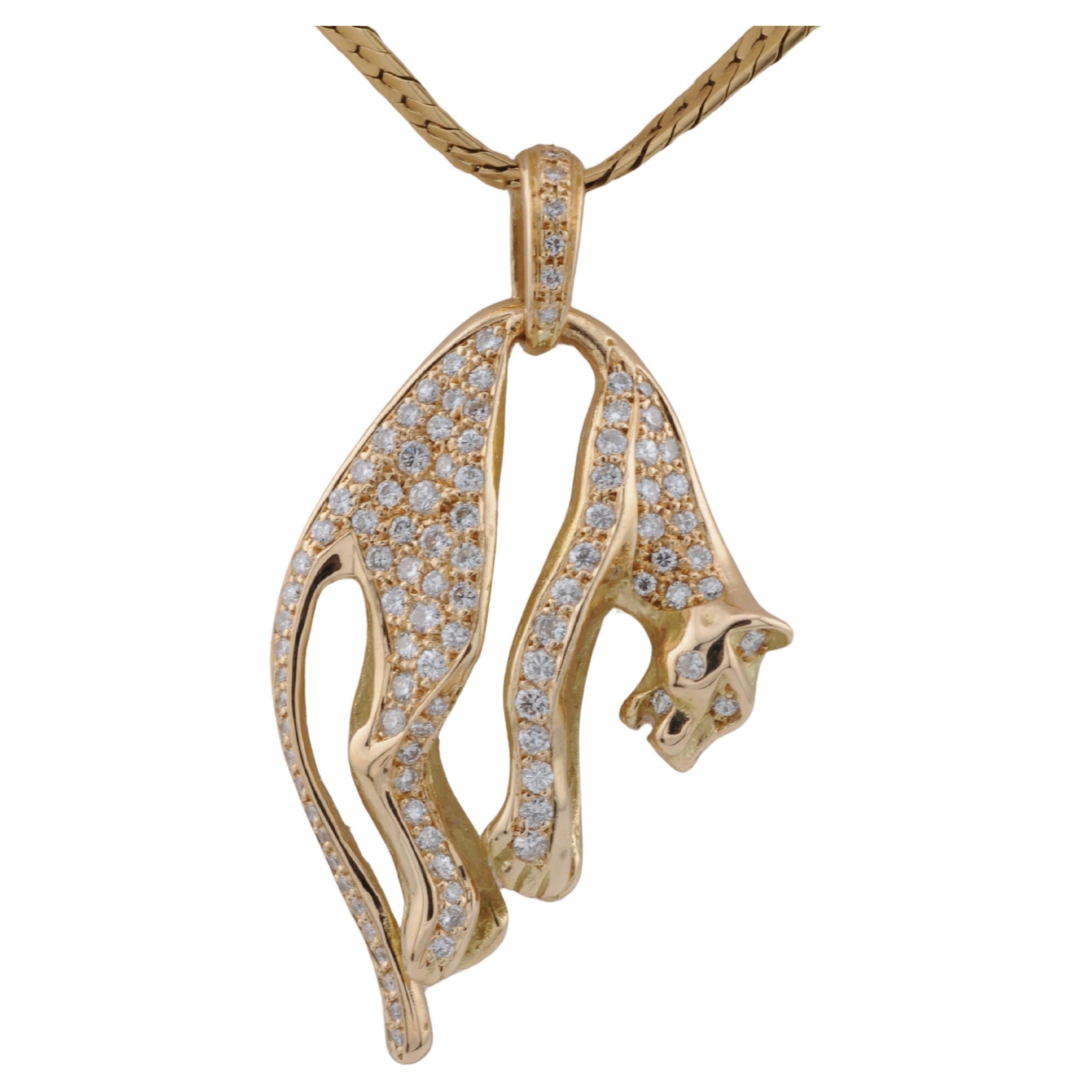 Ciondolo a forma di pantera pendente in oro giallo 18K
Realizzato in oro giallo massiccio 18 carati, questo ciondolo presenta una pantera scolpita in una posa sospesa. Incastonato con circa 114 diamanti naturali a taglio brillante, per un totale di