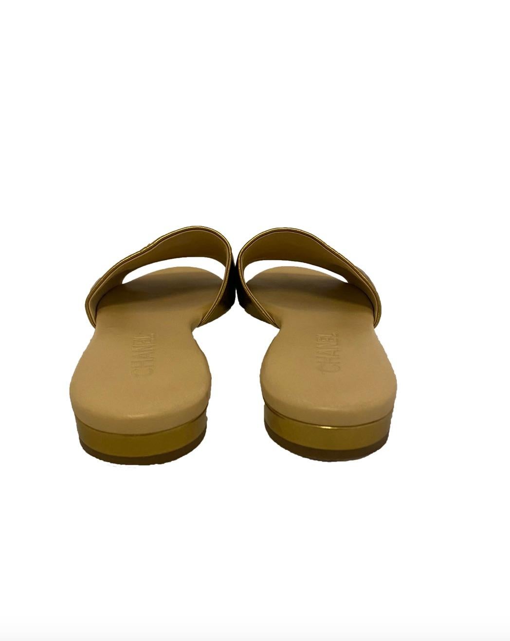 Chanel Slide-Sandalen aus goldenem Lackleder im Angebot 1