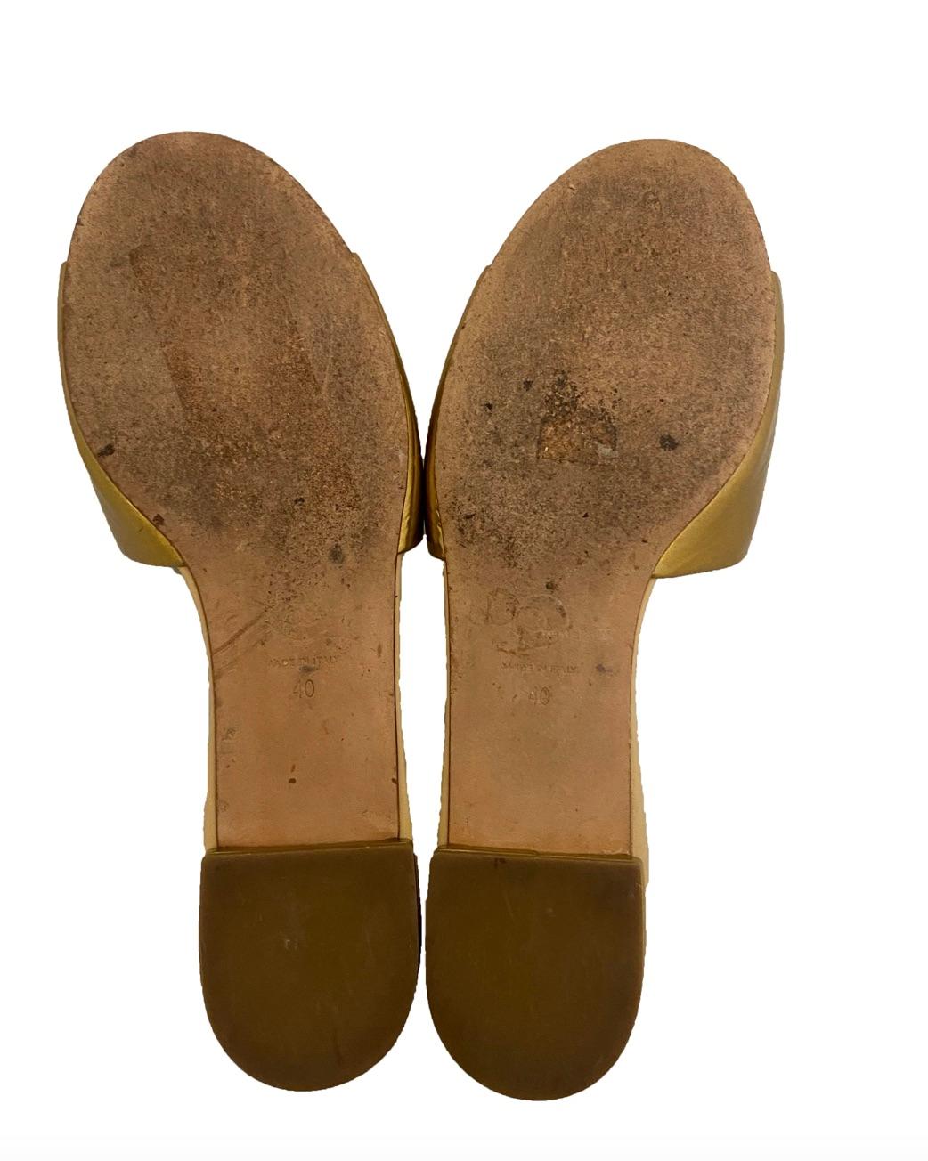 Chanel Slide-Sandalen aus goldenem Lackleder im Angebot 2