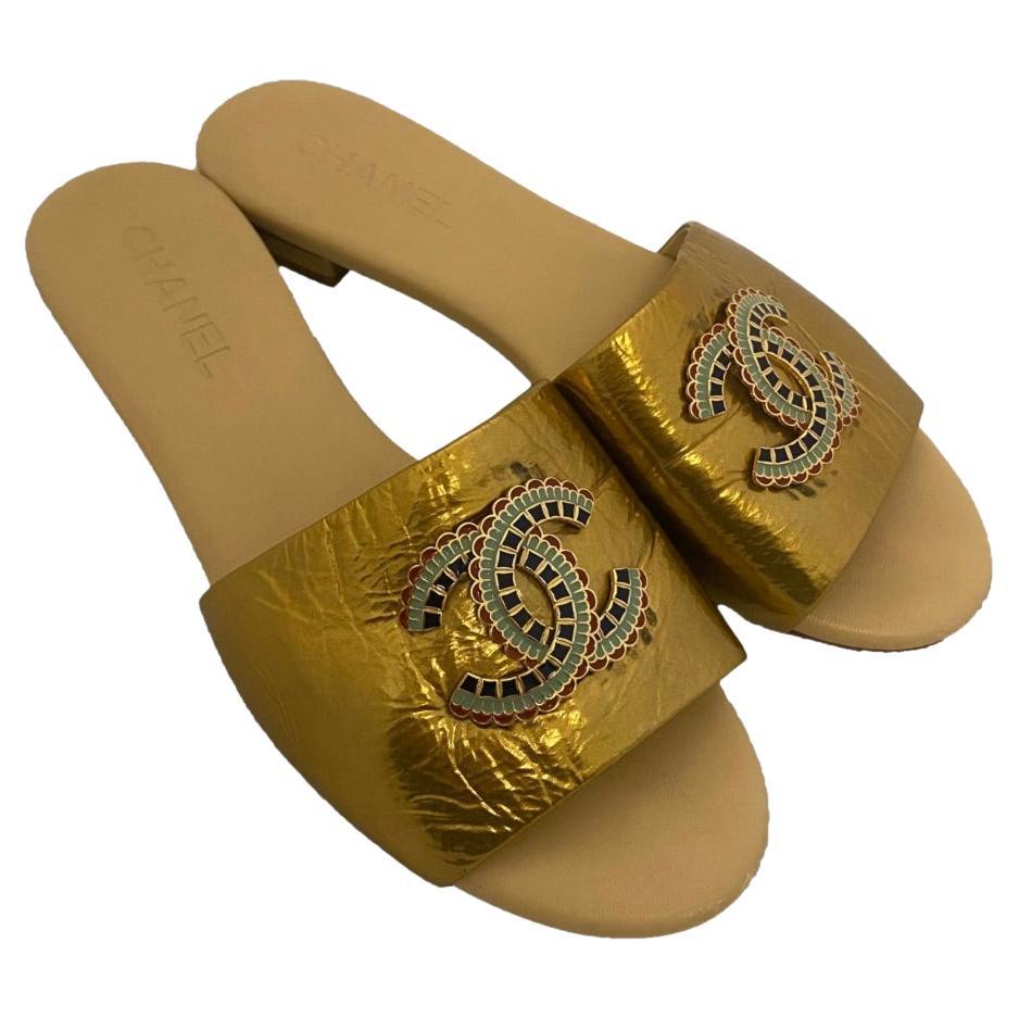Chanel Slide-Sandalen aus goldenem Lackleder