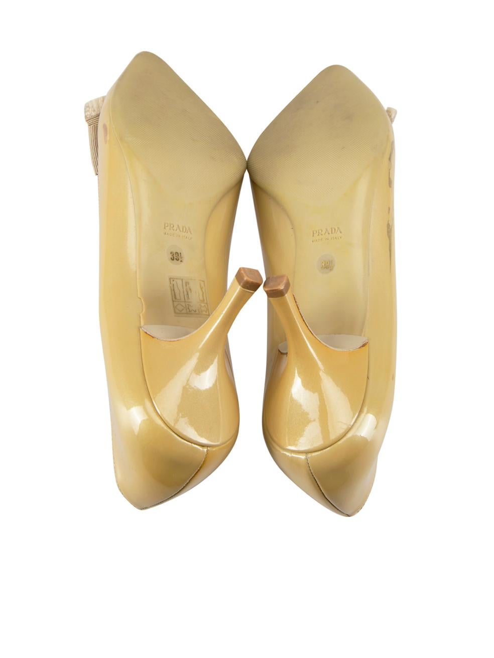 Gold Patent Leather Bow Pumps Size IT 39.5 In Good Condition For Sale In London, GB