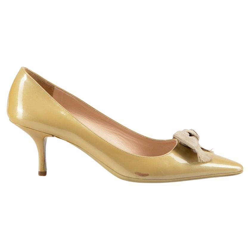 Gold Patent Leather Bow Pumps Size IT 39.5 For Sale