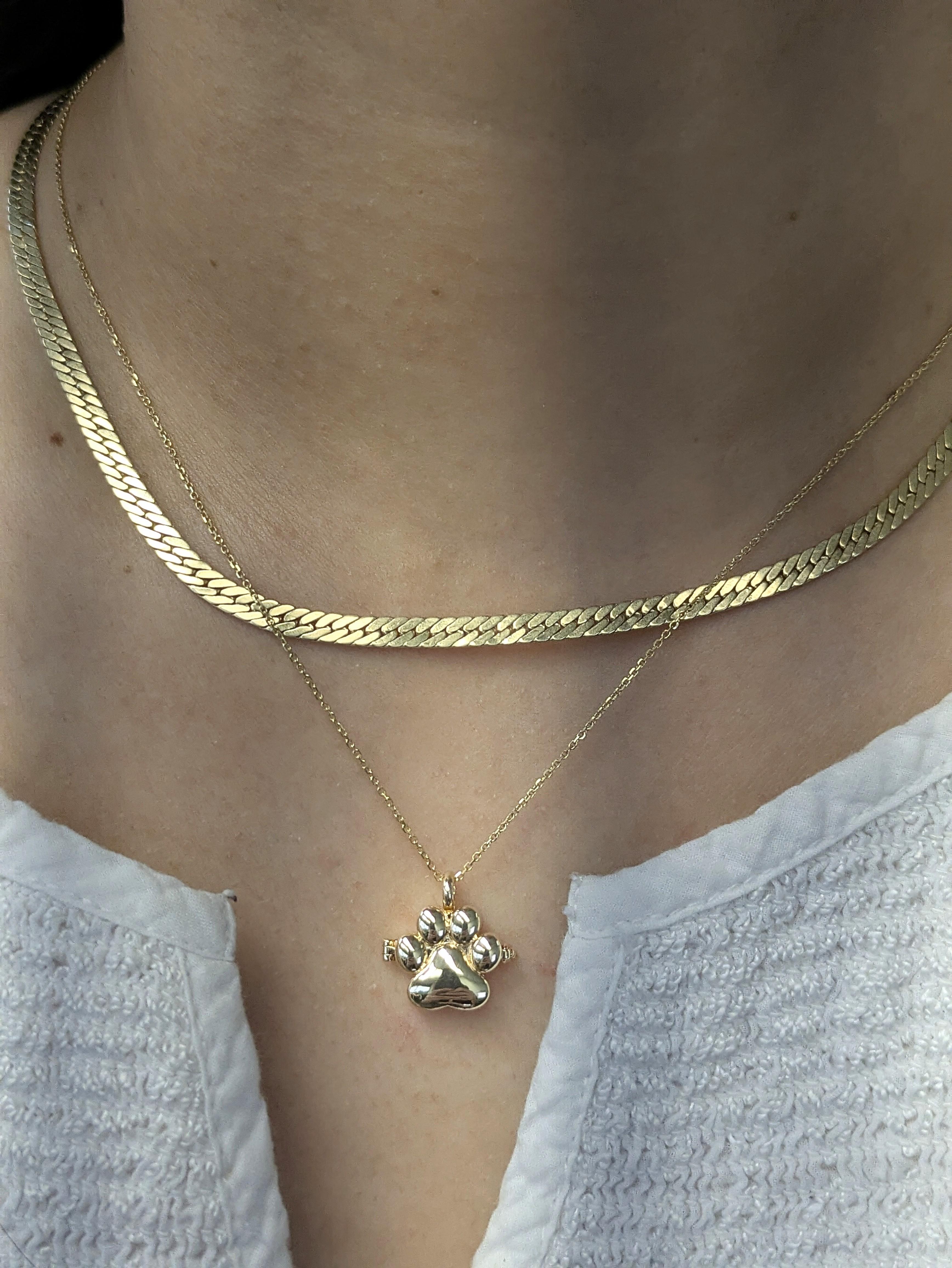 Contemporaneo Gold Paw Locket Pendant in Solid 14K Yellow Gold in vendita