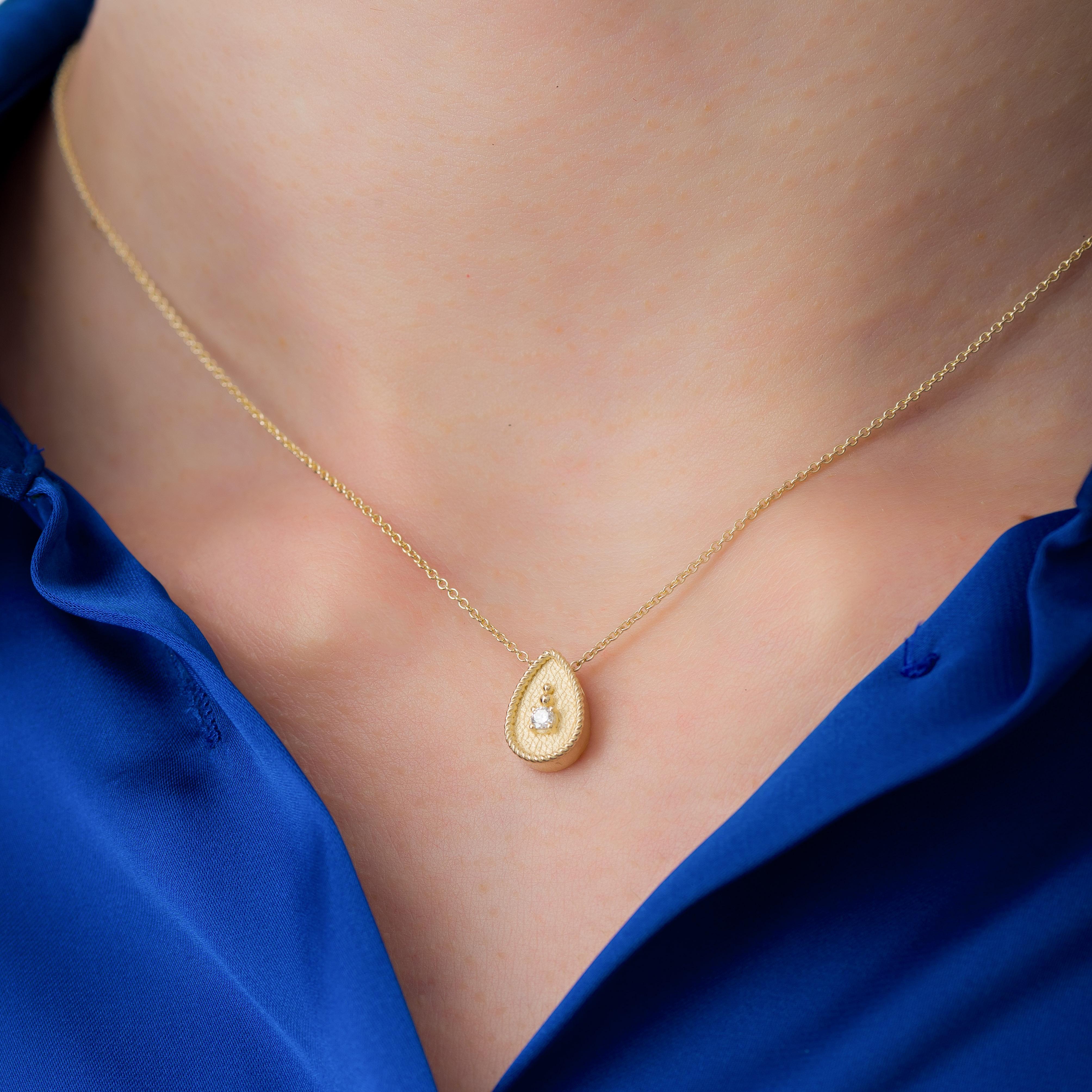 Behold the charm of a pear-shaped gold pendant, adorned with a brilliant diamond, encircled by a golden rope outline, and showcasing a gracefully wavy surface—a captivating masterpiece of elegance and timeless allure.

100% handmade in our