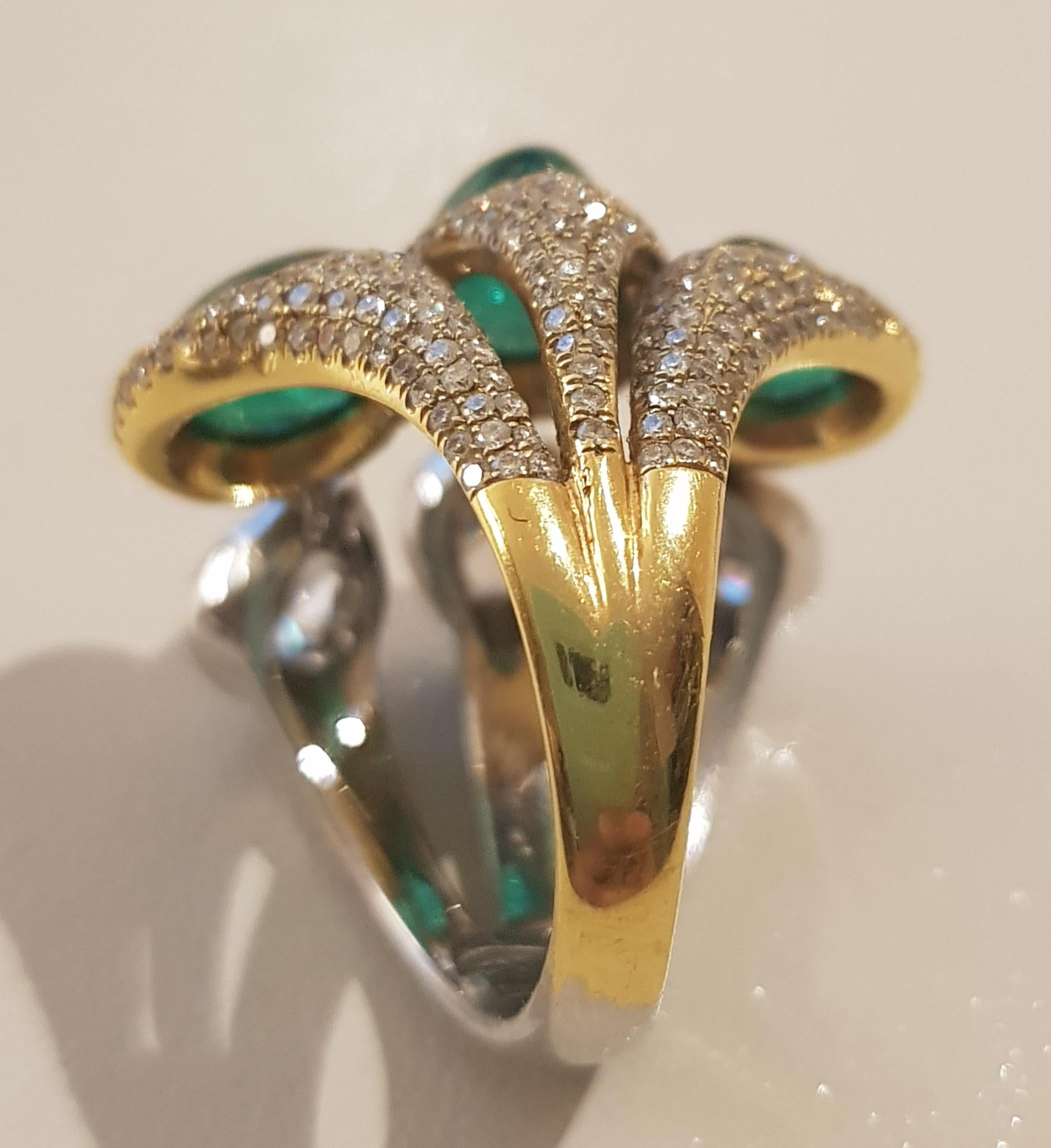 Gold Pear Shape Diamond Pear Shape Cabochon Emerald Cocktail Ring im Angebot 3