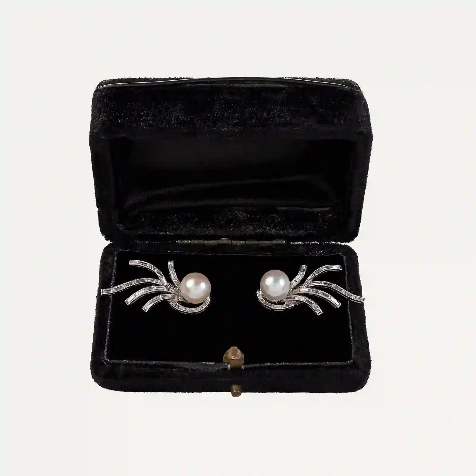 Neoclassico Gold, pearl and diamond earrings in vendita