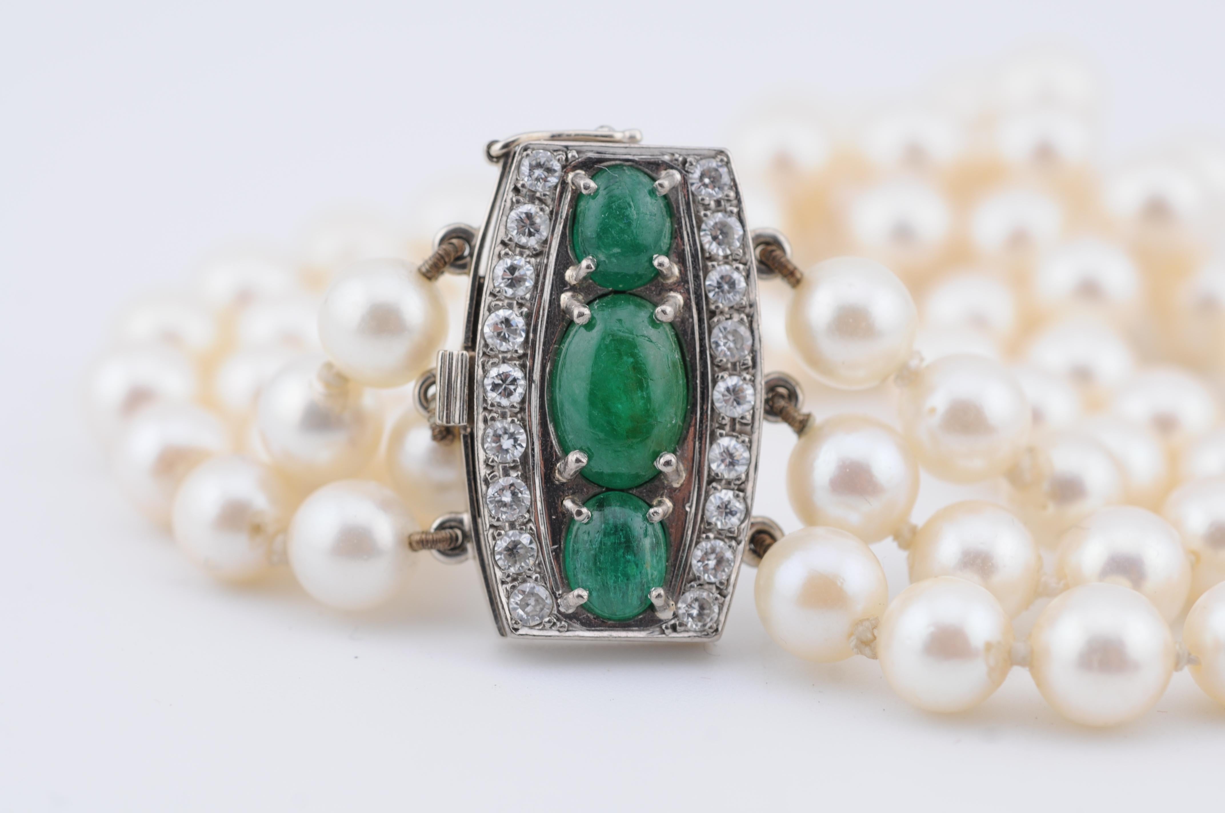 Elegant 3-Strand Pearl Bracelet in 14K White Gold
Featuring:
• 3 vivid green emerald cabochons
• 18 sparkling diamonds

Total weight: approx. 40 g
Refined craftsmanship – classic, timeless, and elegant.