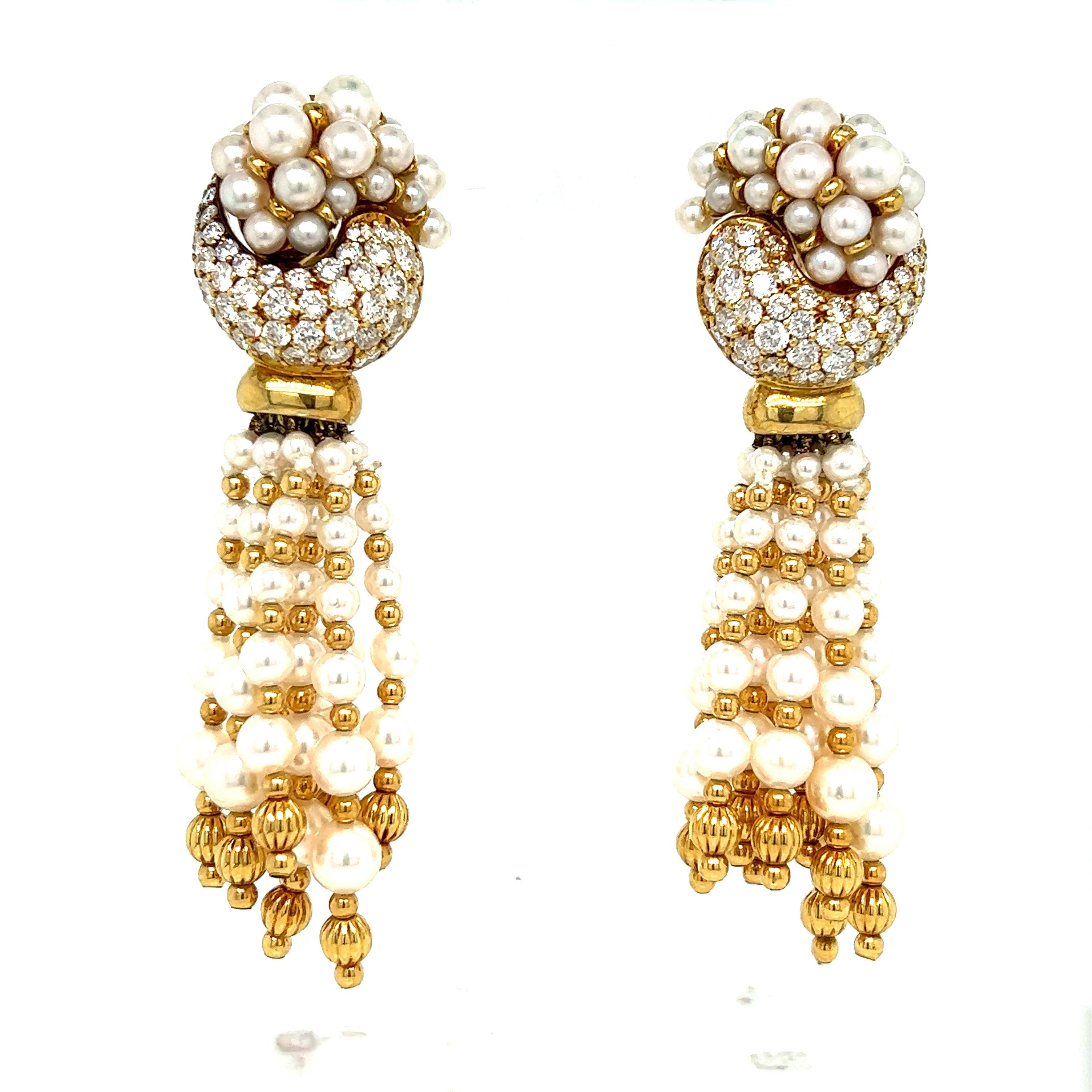Gold pearl dangling earrings

Round brilliant-cut diamonds of approximately 4 carats, cultured pearls, French assay marks for 18 karat yellow gold; marked 750

Size: width 0.75 inch, length 2.63 inches
Total weight: 39.4 grams 