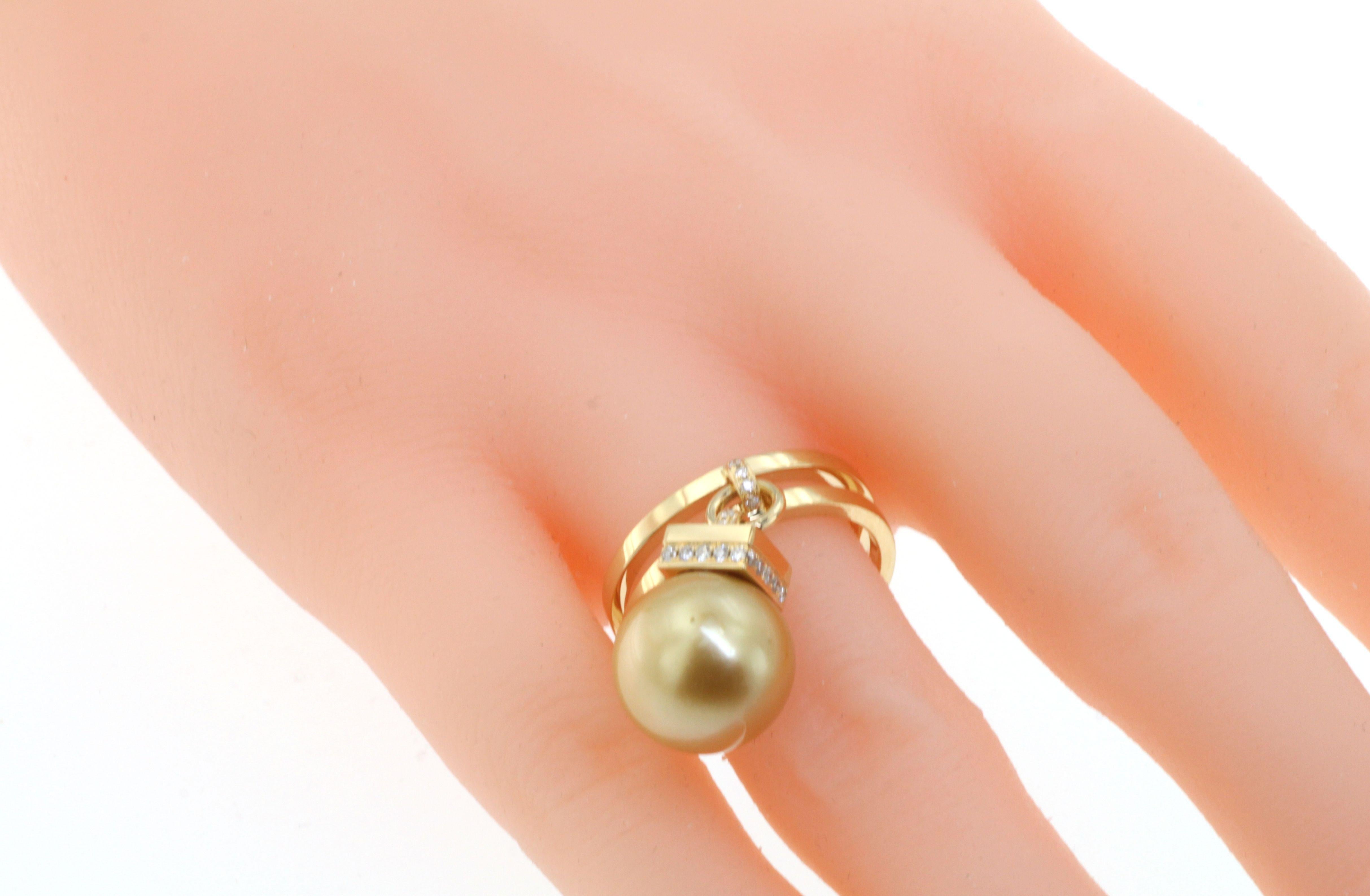 Gold Pearl Diamond Ring in 18 Karat Yellow Gold In New Condition For Sale In Hong Kong, HK