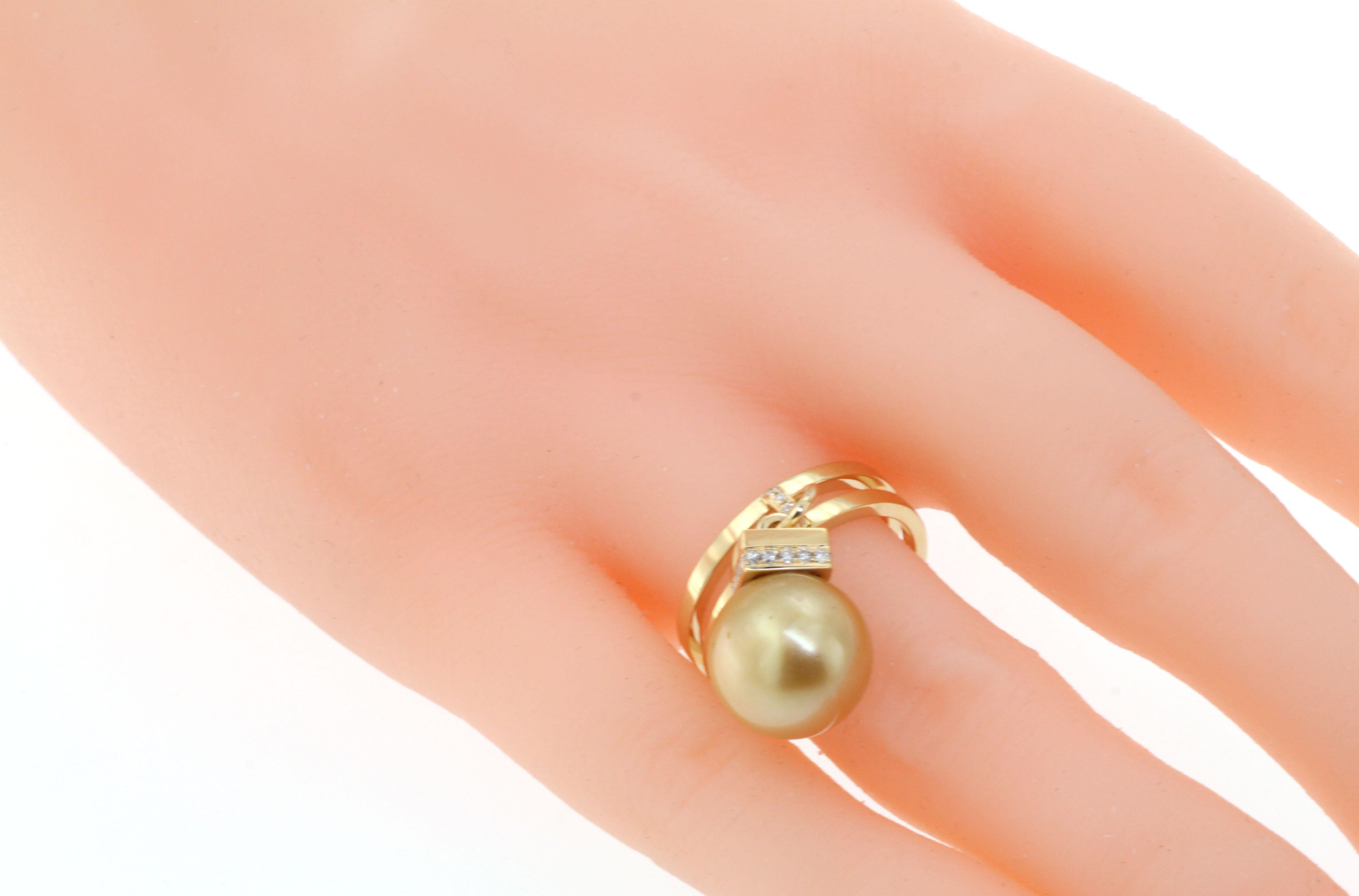 Women's Gold Pearl Diamond Ring in 18 Karat Yellow Gold For Sale