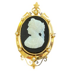 Gold-Anhänger / Brosche mit Kamee und Perlen aus Achat