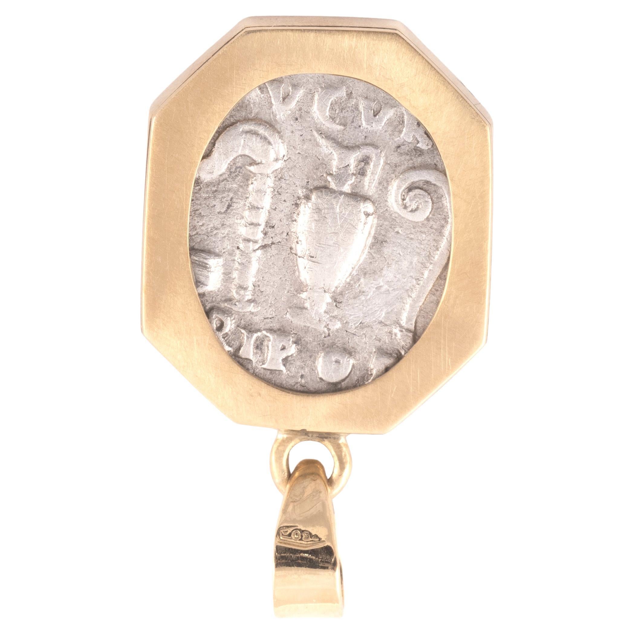 Oro giallo 18kt spazzolato 5,78 grammi altezza 2,8 cm

Questa autentica moneta d'argento romana dell'imperatore Vespasiano è stata montata in uno splendido ciondolo moderno in oro 18 carati.

T. Flavio Vespasiano nacque a Falacrina nel 9 d.C.,