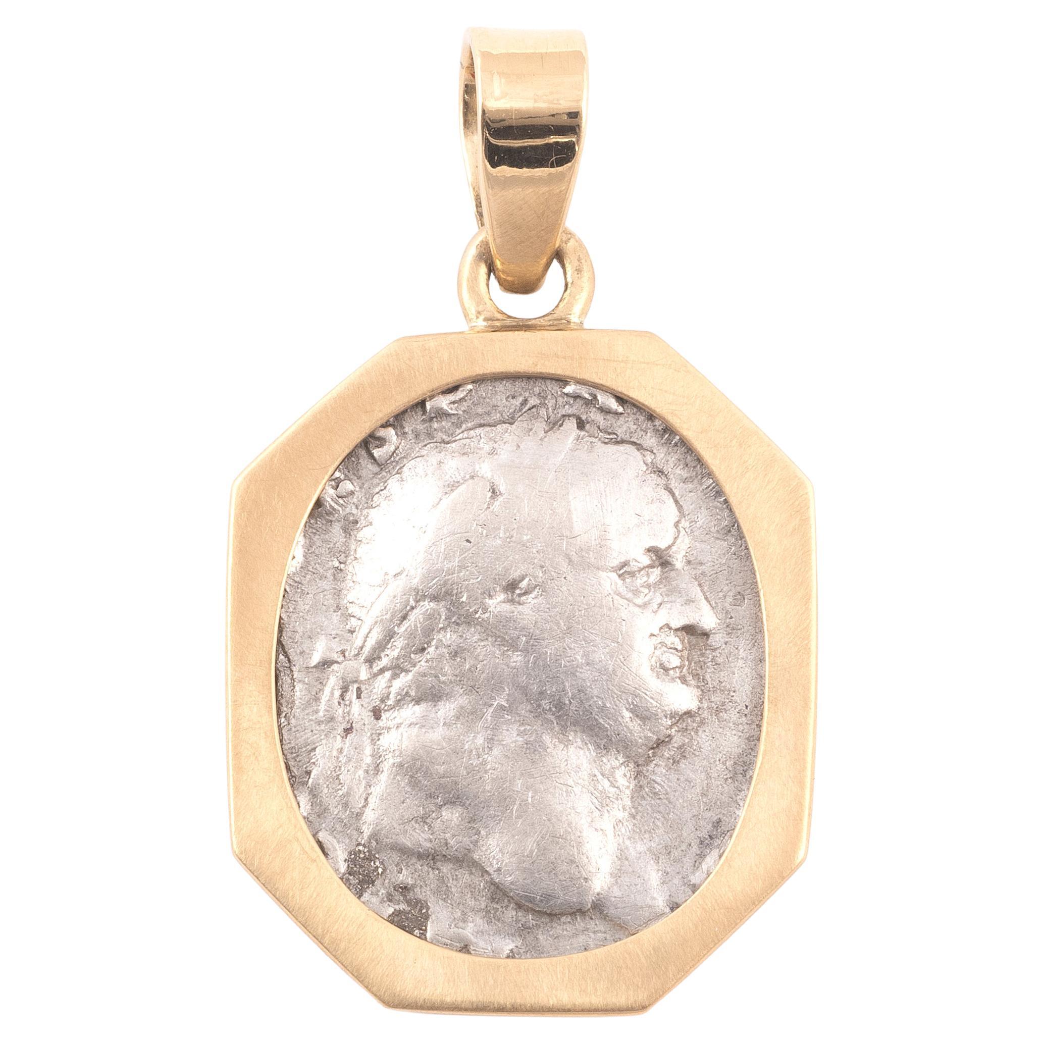 Colgante de oro con un denario romano de plata del emperador Vespasiano 69 d.C.-79 d.C.