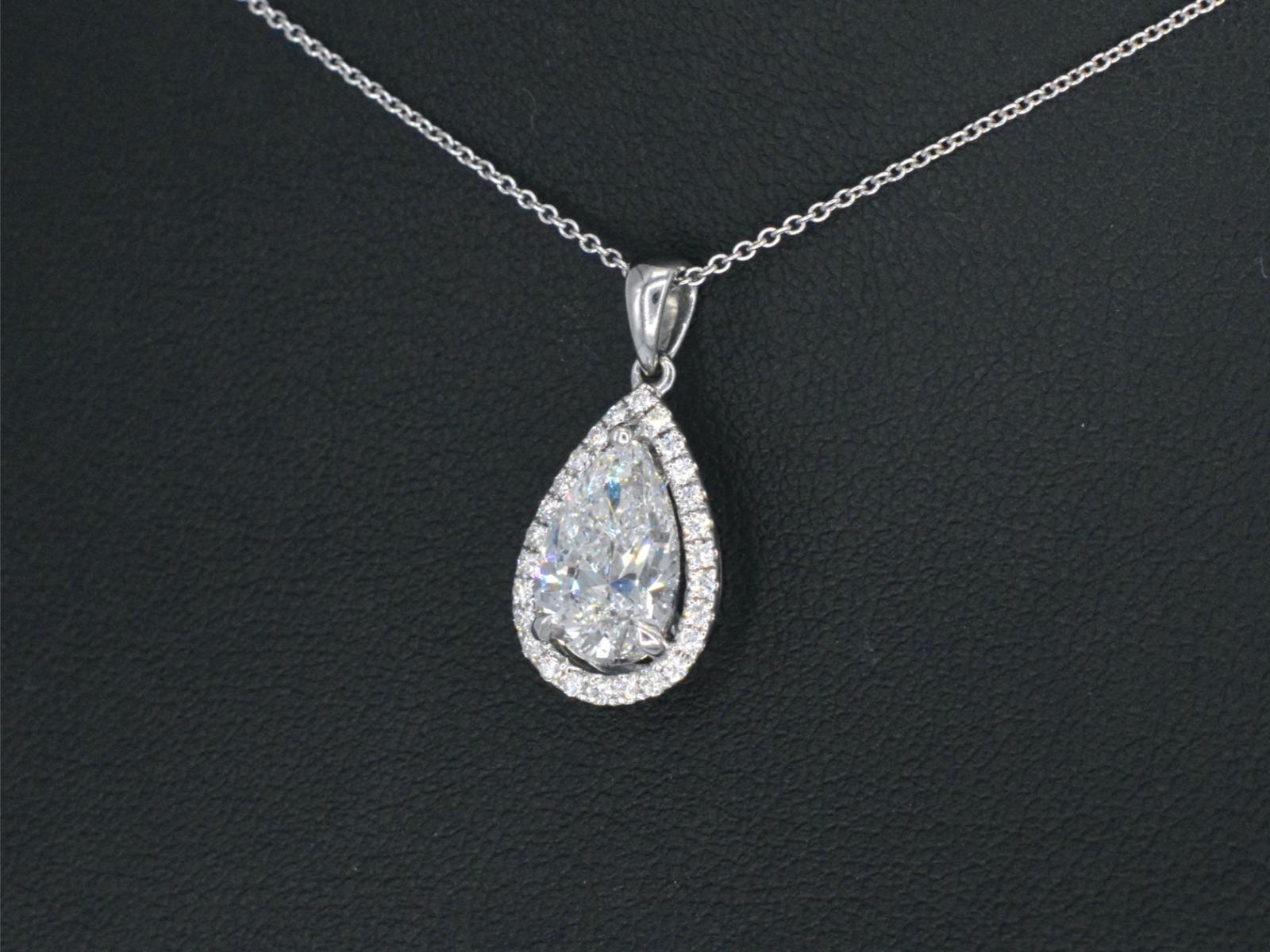 Taglio a goccia Ciondolo in oro a forma di pera con diamante in vendita