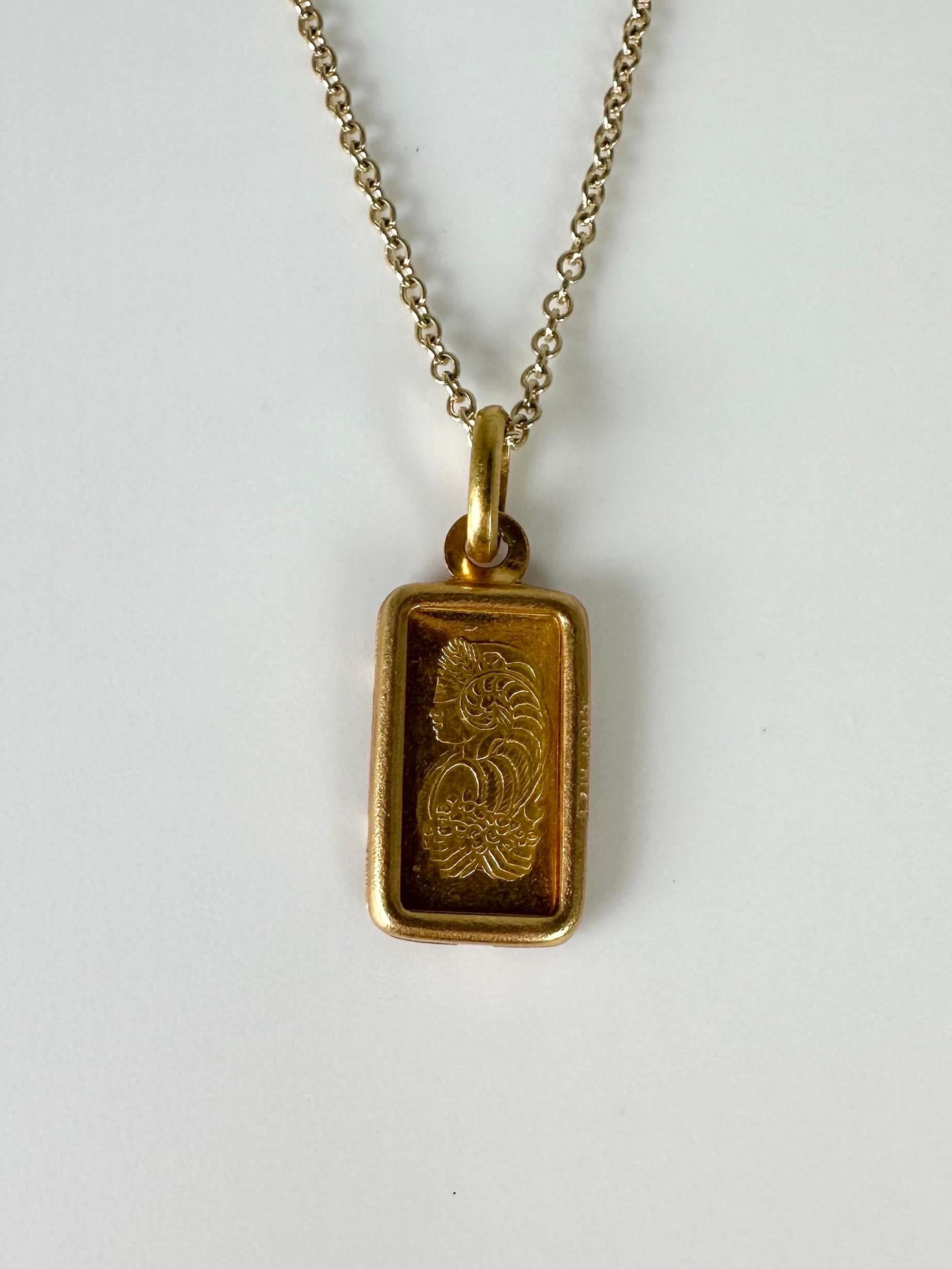 Gold pendant necklace with 18
