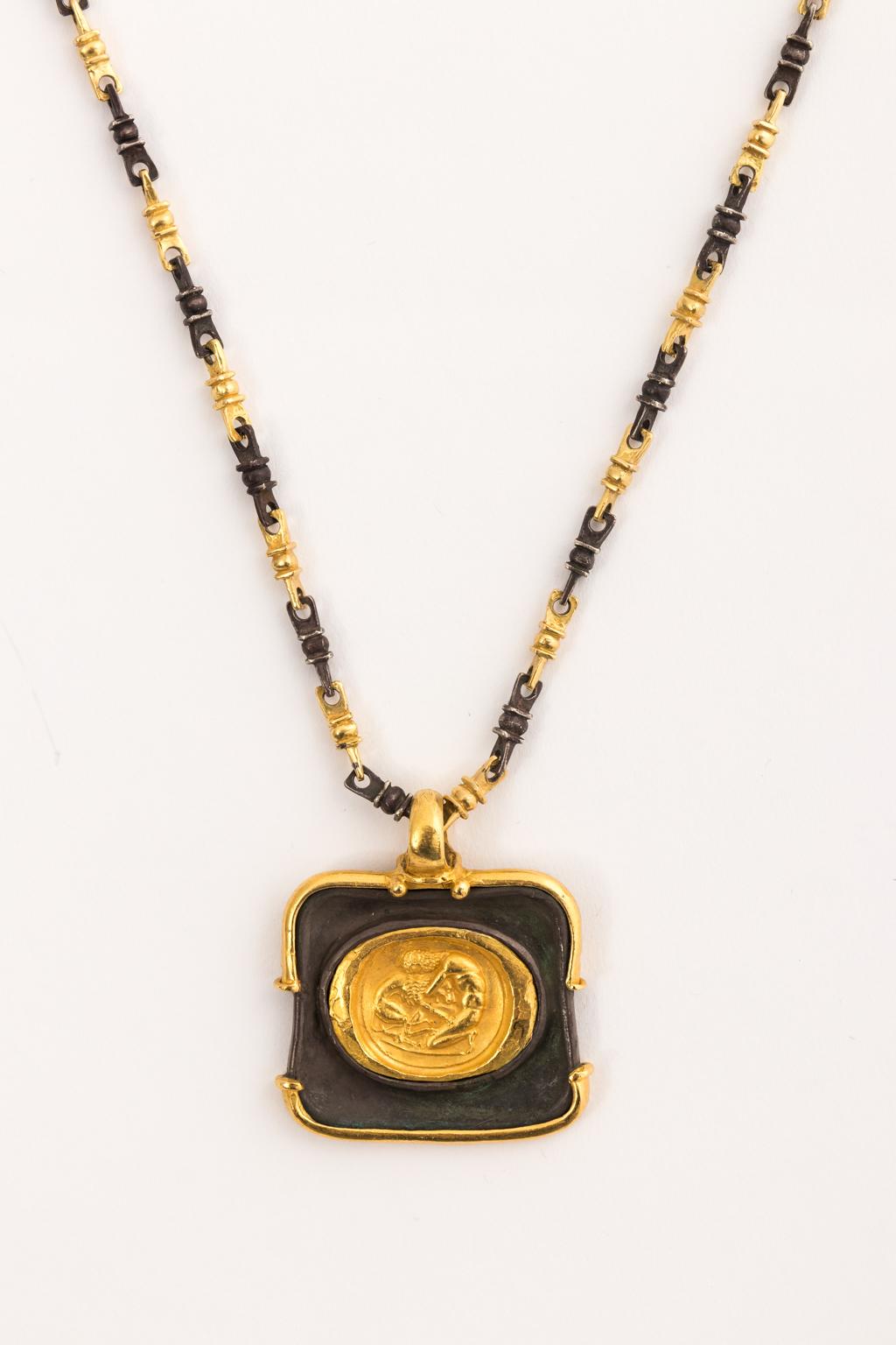 Gold Pendant Necklace For Sale 2