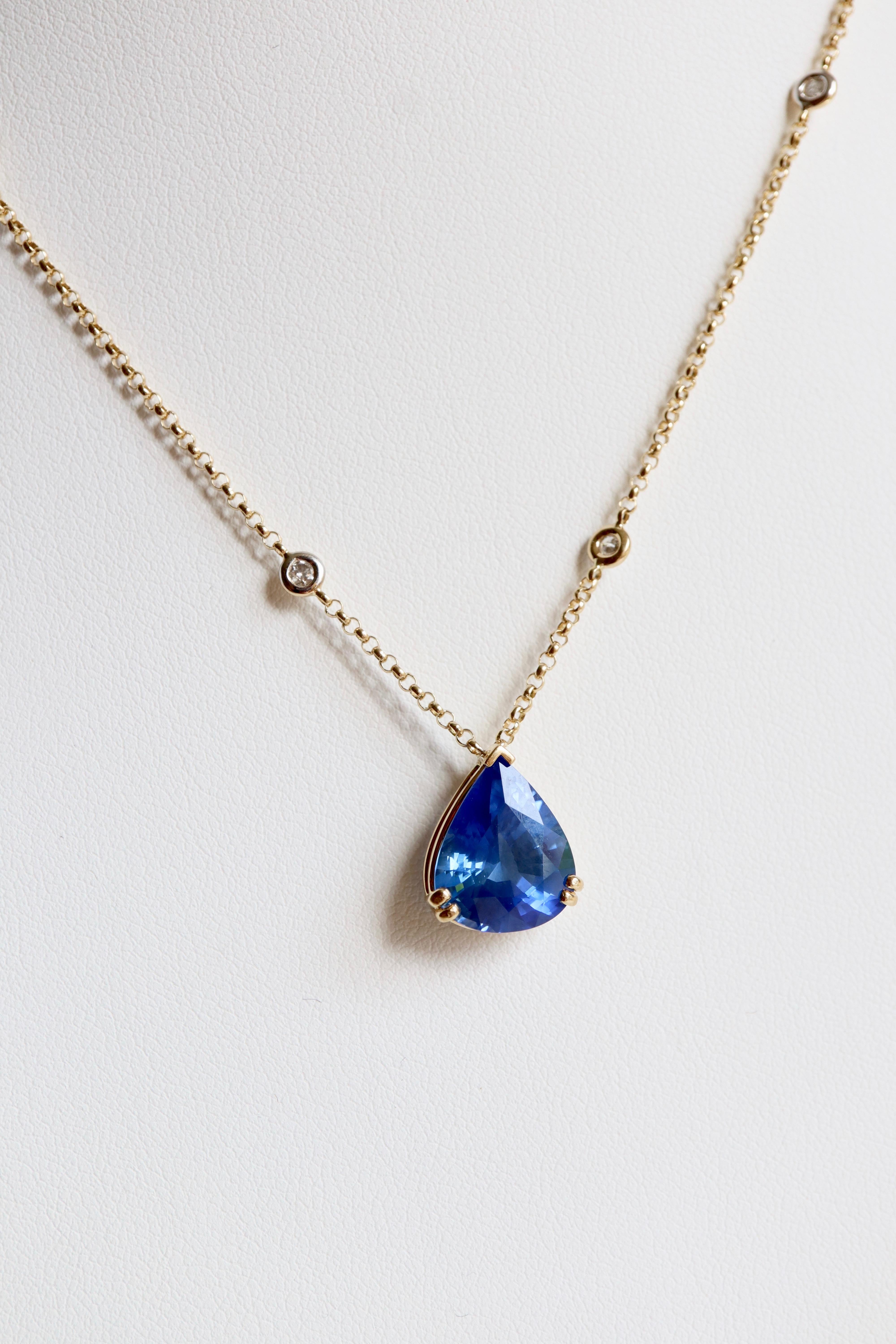 Gold Pendant with Sapphire 6.38 Carat Pear-Cut  In Good Condition For Sale In Paris, FR