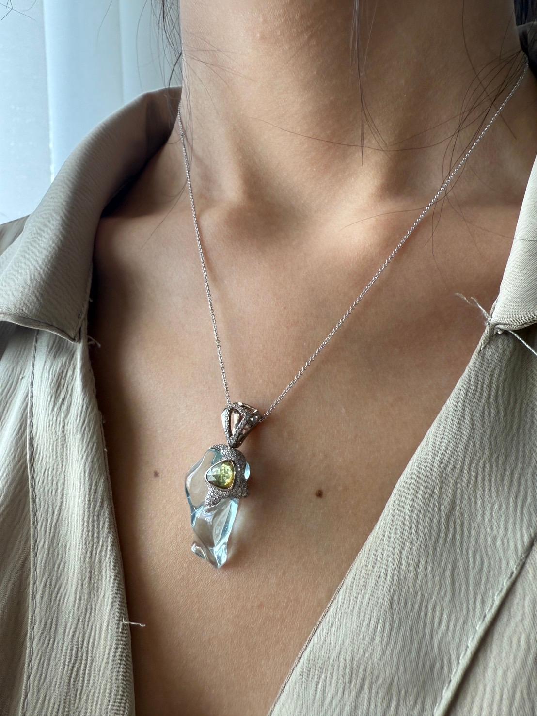 Pendentif en or avec aigue-marine et saphir jaune orné de diamants en vente 5