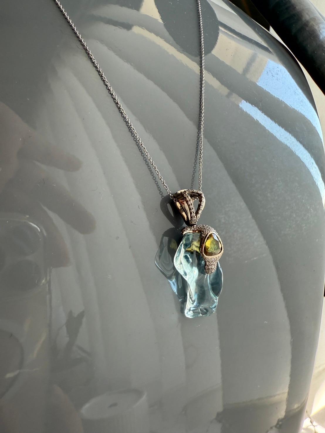 Pendentif en or avec aigue-marine et saphir jaune orné de diamants Unisexe en vente